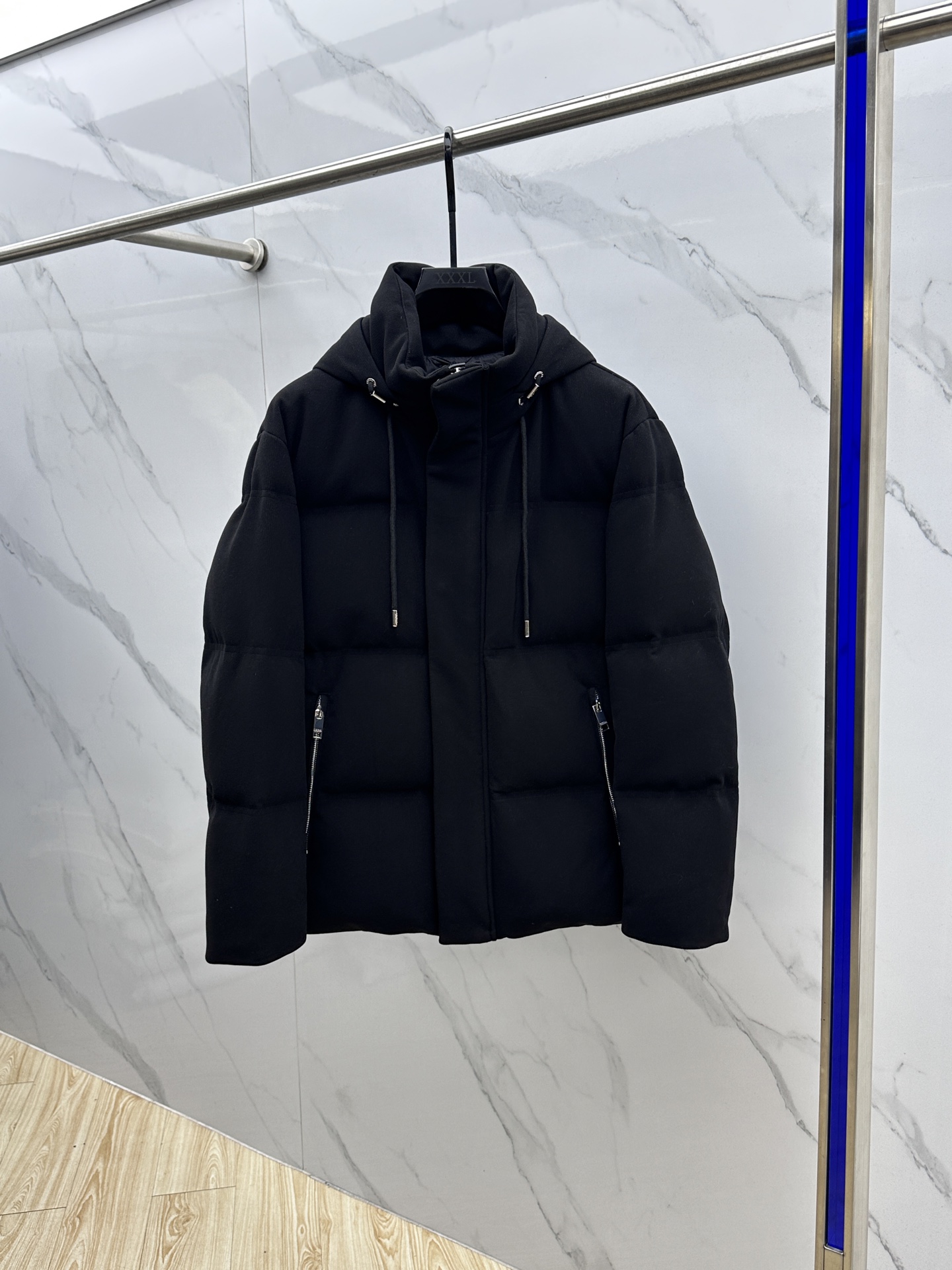 NO:611796,Zegna Zegna 2025ss new fashion casual down jacket for autumn and winter Zegna hooded down jacket, top light luxury down jacket in winter, popular down jacket with classic logo on the upper arm, 90# white goose down filling, every detail shows craftsmanship, enough advanced structural tailoring design changes to show men's diverse image changes, slim fit, tailoring, to meet the current popular multi-layered wear, AL life versatile style!  Size M-3XL,,zegna,jackets & coats,down jacket,hats,alexander wang19860909Zegna杰尼亚 2025ss秋冬新款时尚休闲款羽绒外套 杰尼亚连帽羽绒服,冬季顶级轻奢羽绒服,上臂经典logo爆款羽绒服,90#白鹅绒填充,处处细节显工艺足够的高级结构性剪裁的设计改变来展现男士多样的形象变化,修身利落、剪裁合体,满足时下正流行的多层次穿搭,AL生活百搭款式！ 码数M-3XL,,zegna,jackets & coats,down jacket,hats,alexander wang,Men's clothing