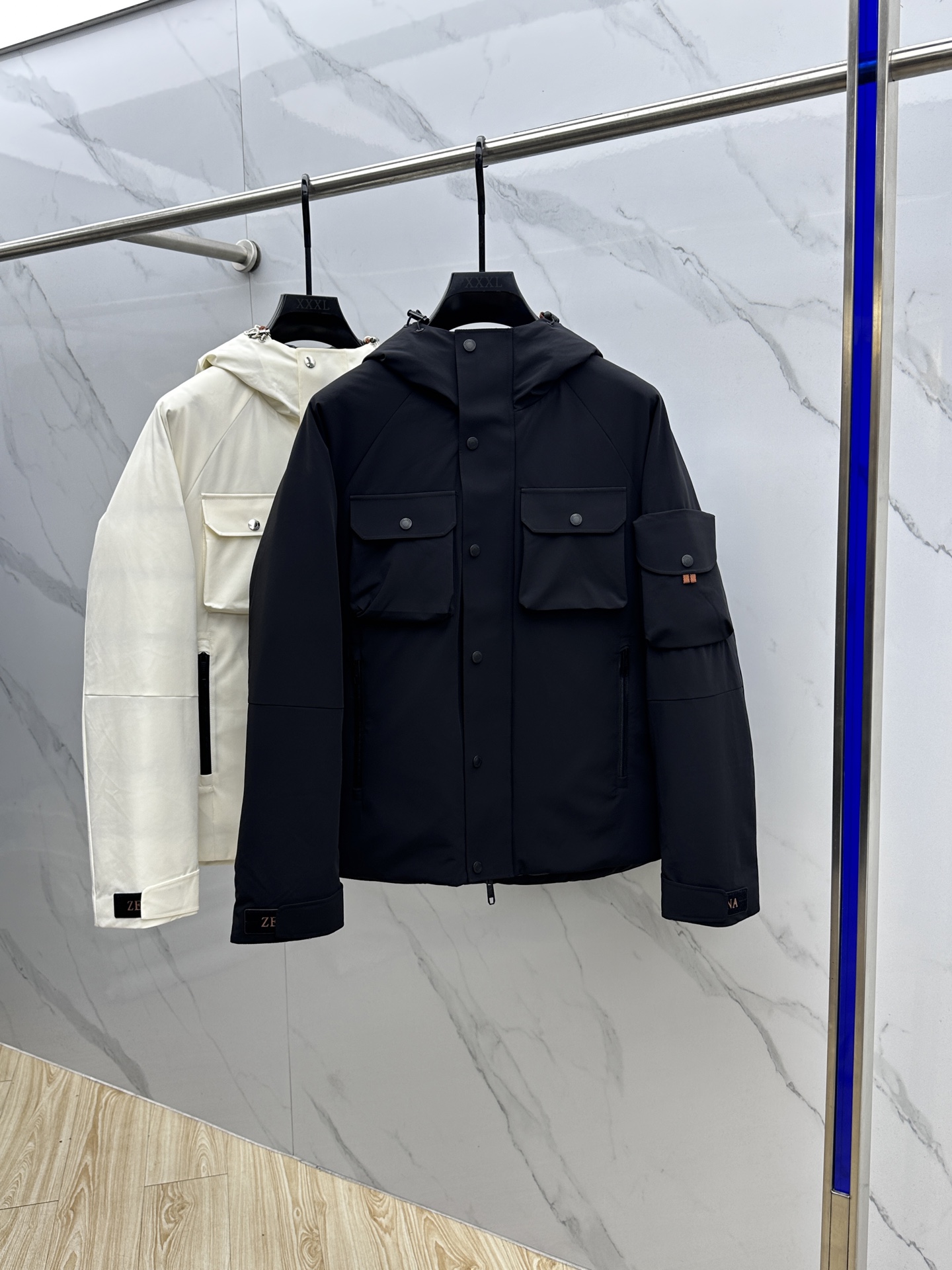 NO:611799,Zegna 2025ss autumn and winter new fashionable casual down jacket Zegna hooded down jacket, the top hot-selling light luxury down jacket in winter, hot-selling down jacket, double pocket design on the chest, 90# white goose down filling, war horse rubber brand armband, every detail shows craftsmanship, enough advanced structural tailoring design changes to show men's diverse image changes, slim fit, tailoring, to meet the current popular multi-layered wear, AL life versatile style!  Size M-3XL,,zegna,jackets & coats,down jacket,hats,alexander wang19860909Zegna 杰尼亚 2025ss秋冬新款时尚休闲款羽绒外套杰尼亚连帽羽绒服,冬季顶级爆款款轻奢羽绒服,爆款羽绒服,胸口双口袋设计,90#白鹅绒填充,战马胶牌臂章处处细节显工艺足够的高级结构性剪裁的设计改变来展现男士多样的形象变化,修身利落、剪裁合体,满足时下正流行的多层次穿搭,AL生活百搭款式！ 码数M-3XL,,zegna,jackets & coats,down jacket,hats,alexander wang,Men's clothing