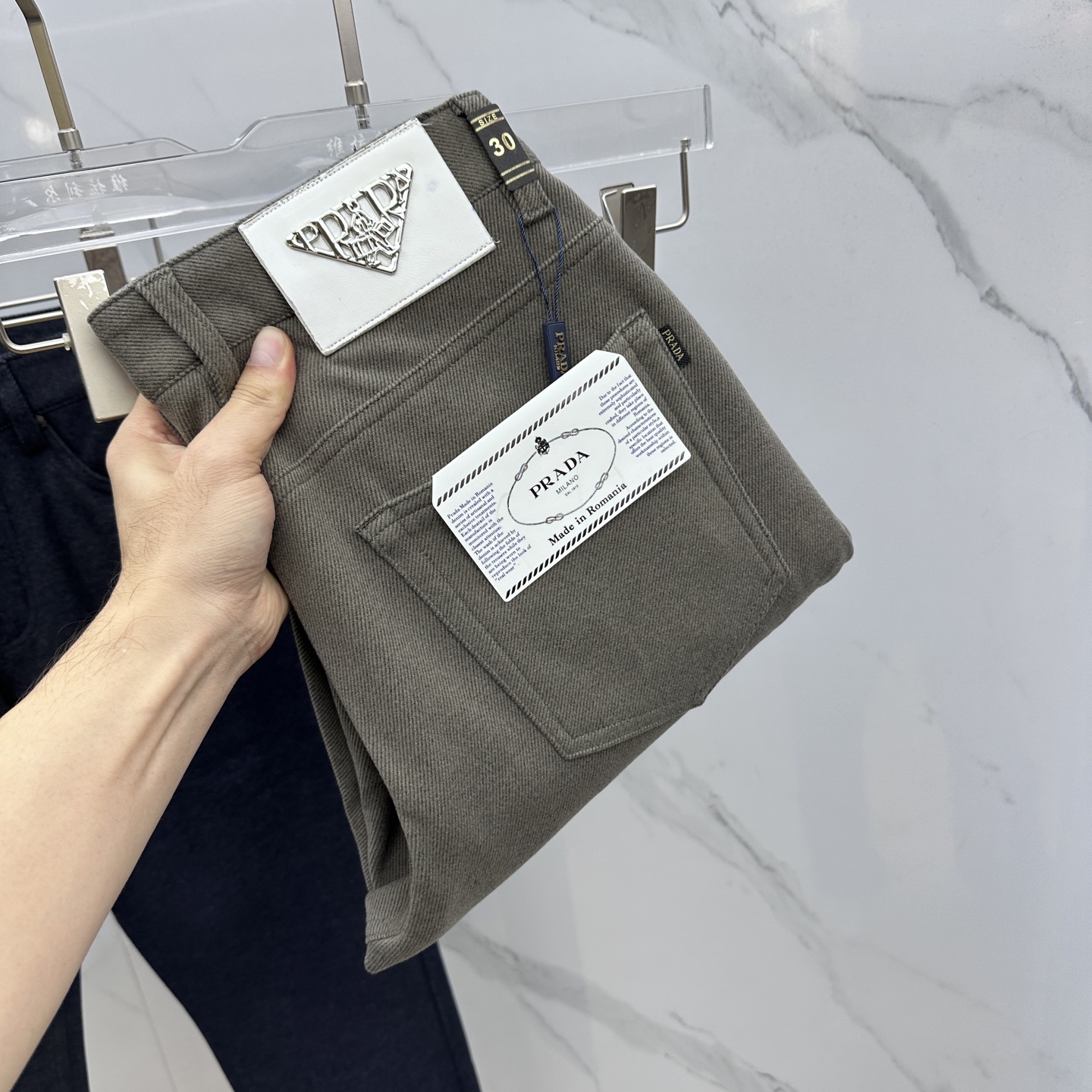 🆕Prada普拉达 2025秋冬新品休闲裤加厚加绒西裤，官网同步发售，裤身工艺设计，定制五金辅料、面料定