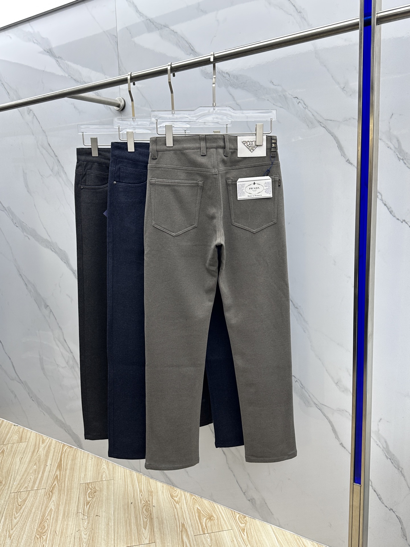 🆕Prada普拉达 2025秋冬新品休闲裤加厚加绒西裤，官网同步发售，裤身工艺设计，定制五金辅料、面料定