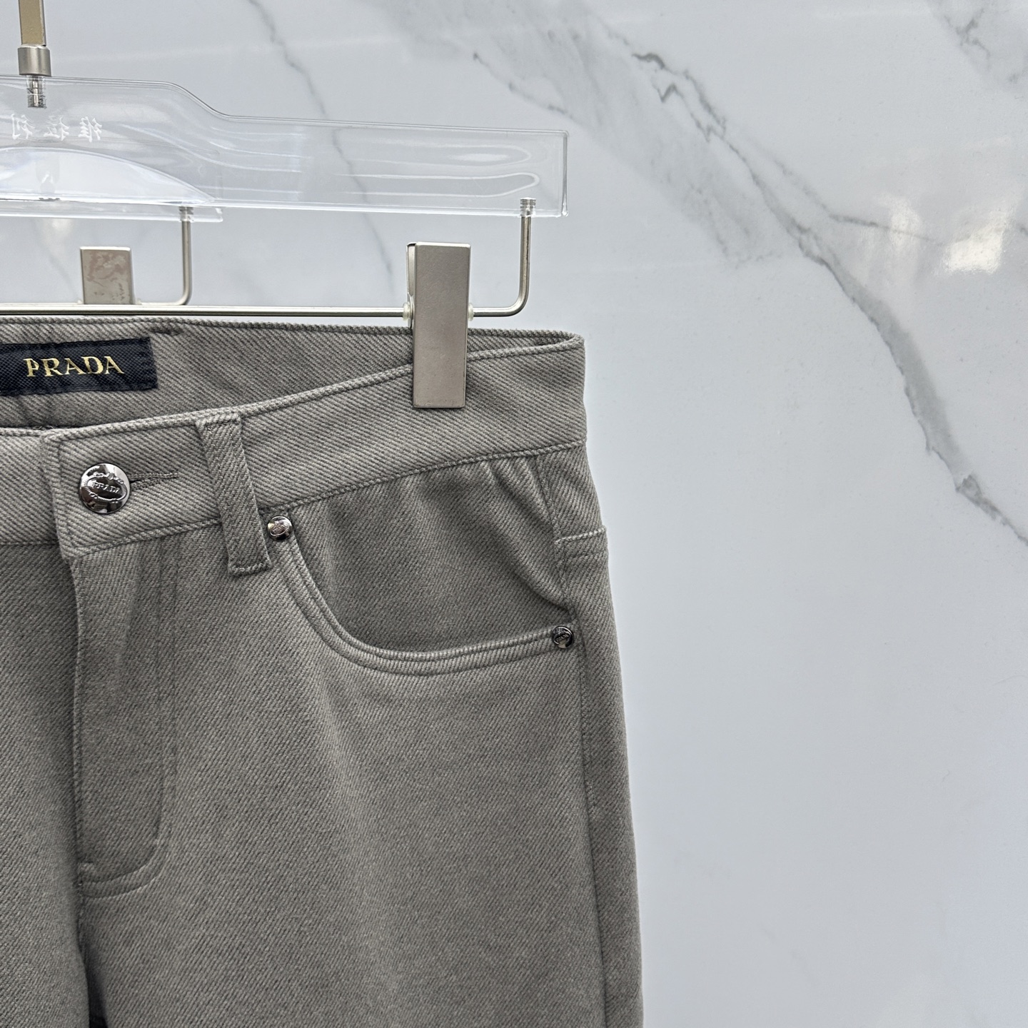 🆕Prada普拉达 2025秋冬新品休闲裤加厚加绒西裤，官网同步发售，裤身工艺设计，定制五金辅料、面料定