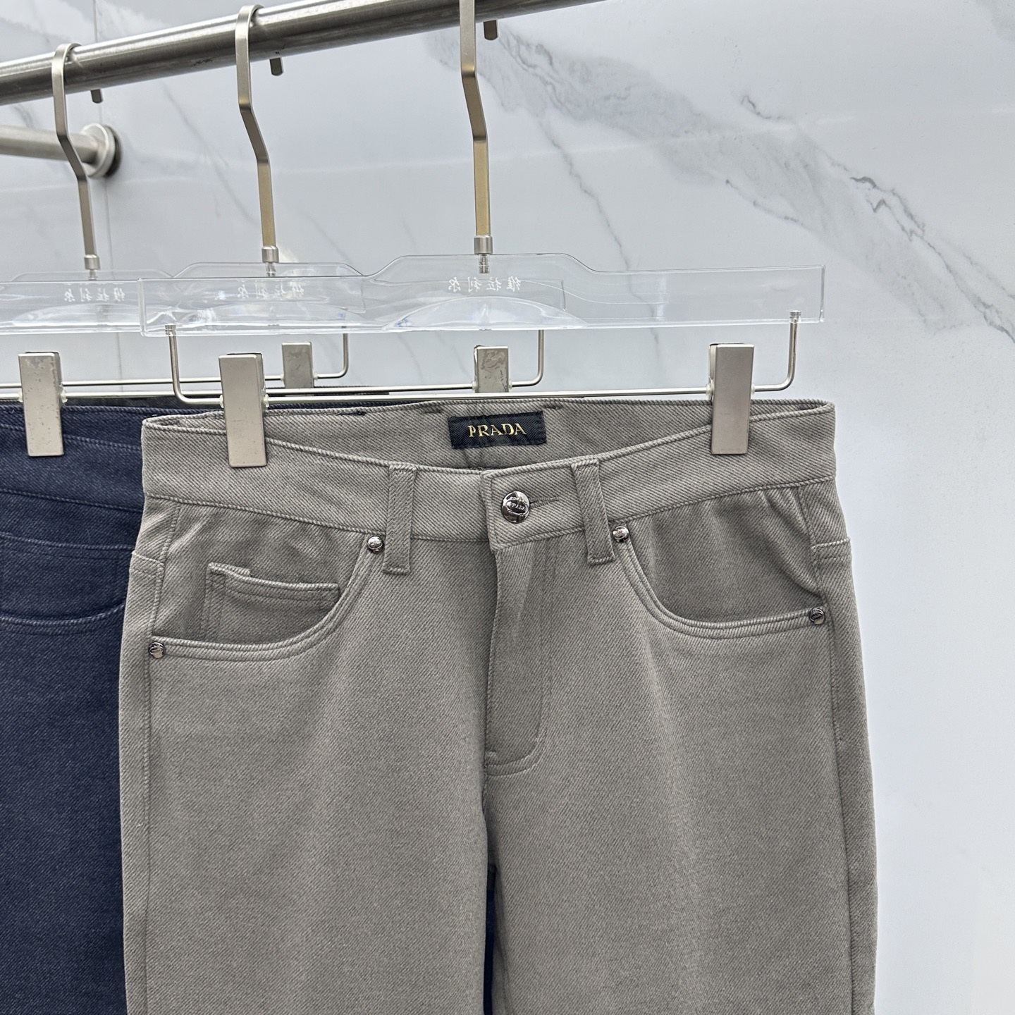 🆕Prada普拉达 2025秋冬新品休闲裤加厚加绒西裤，官网同步发售，裤身工艺设计，定制五金辅料、面料定