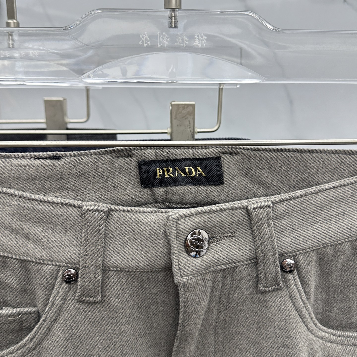 🆕Prada普拉达 2025秋冬新品休闲裤加厚加绒西裤，官网同步发售，裤身工艺设计，定制五金辅料、面料定