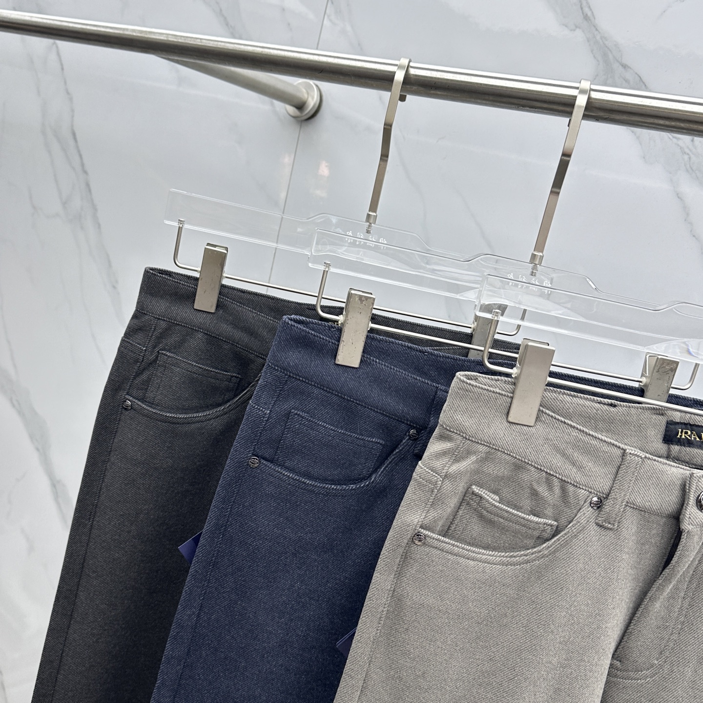 🆕Prada普拉达 2025秋冬新品休闲裤加厚加绒西裤，官网同步发售，裤身工艺设计，定制五金辅料、面料定