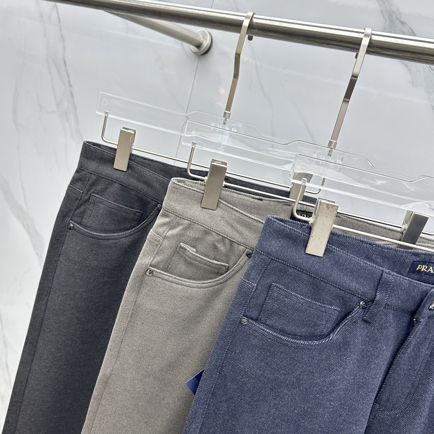 🆕Prada普拉达 2025秋冬新品休闲裤加厚加绒西裤，官网同步发售，裤身工艺设计，定制五金辅料、面料定