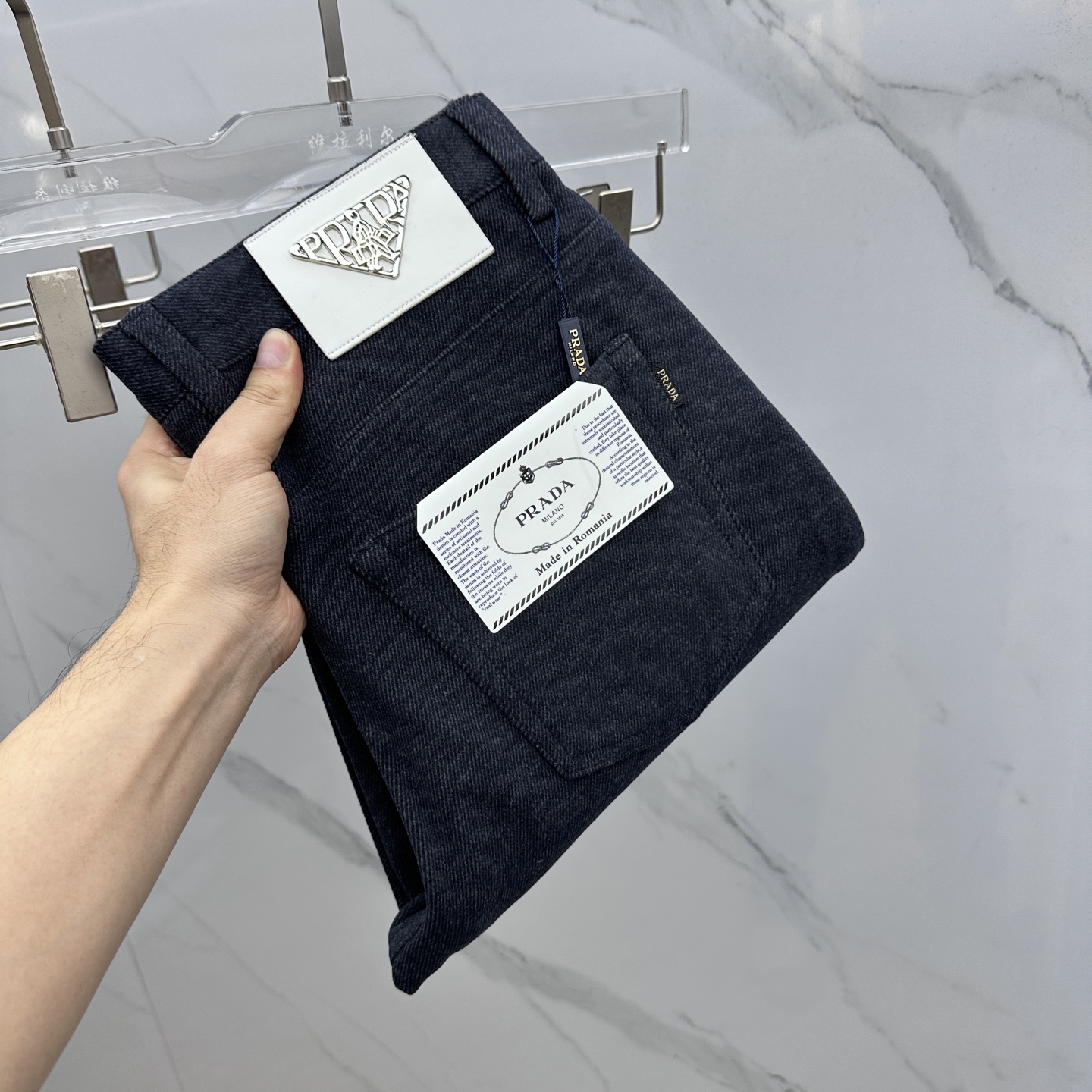 🆕Prada普拉达 2025秋冬新品休闲裤加厚加绒西裤，官网同步发售，裤身工艺设计，定制五金辅料、面料定