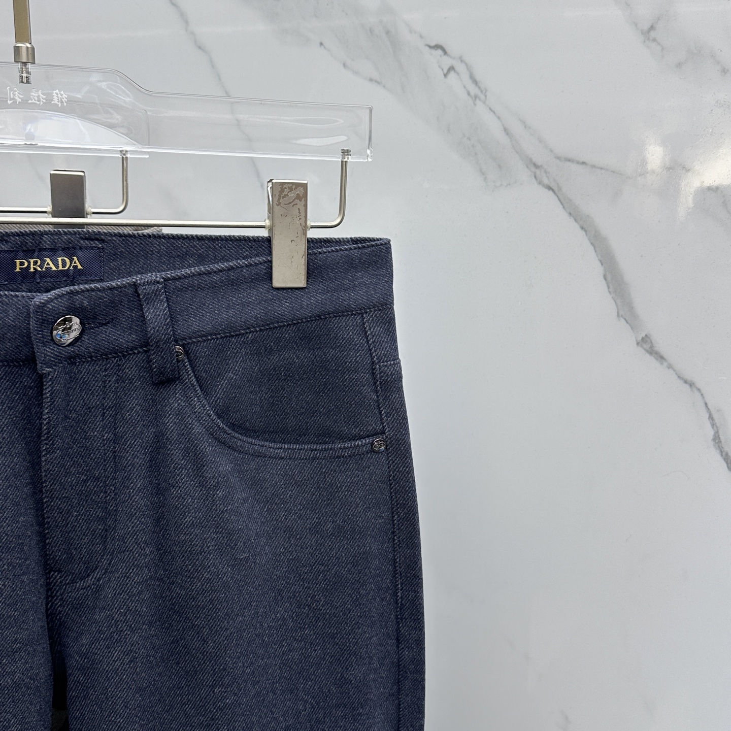 🆕Prada普拉达 2025秋冬新品休闲裤加厚加绒西裤，官网同步发售，裤身工艺设计，定制五金辅料、面料定