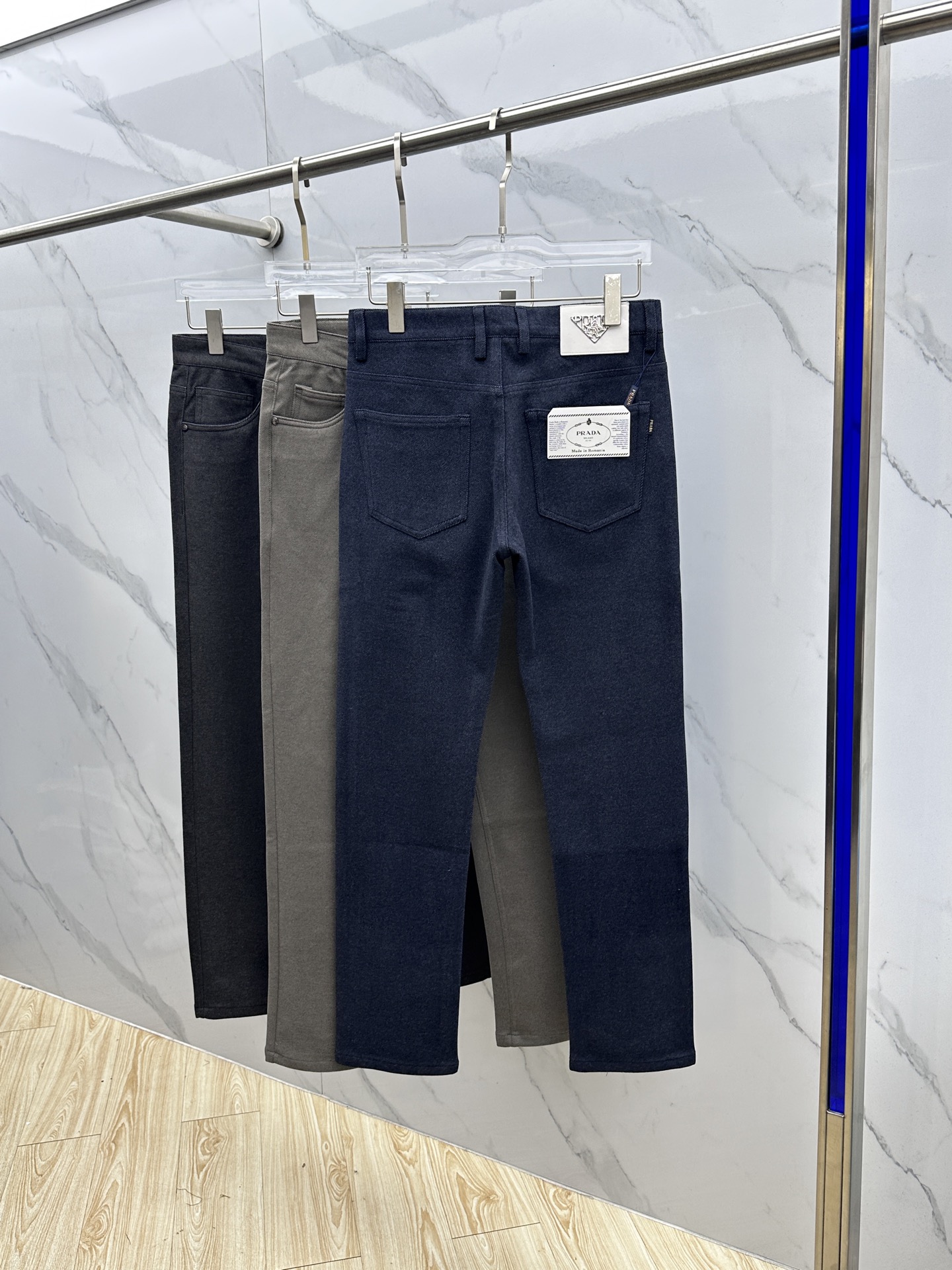 🆕Prada普拉达 2025秋冬新品休闲裤加厚加绒西裤，官网同步发售，裤身工艺设计，定制五金辅料、面料定