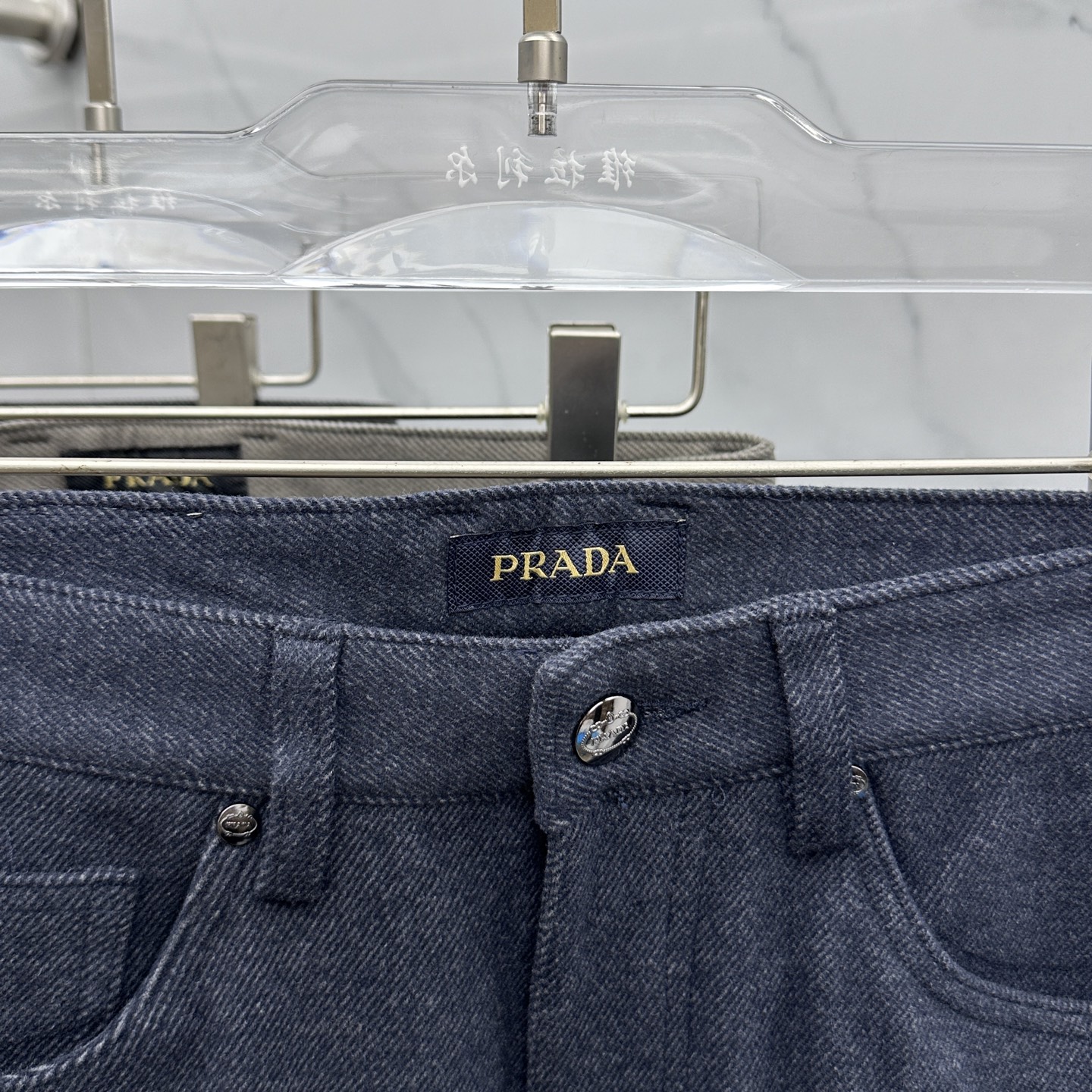 🆕Prada普拉达 2025秋冬新品休闲裤加厚加绒西裤，官网同步发售，裤身工艺设计，定制五金辅料、面料定