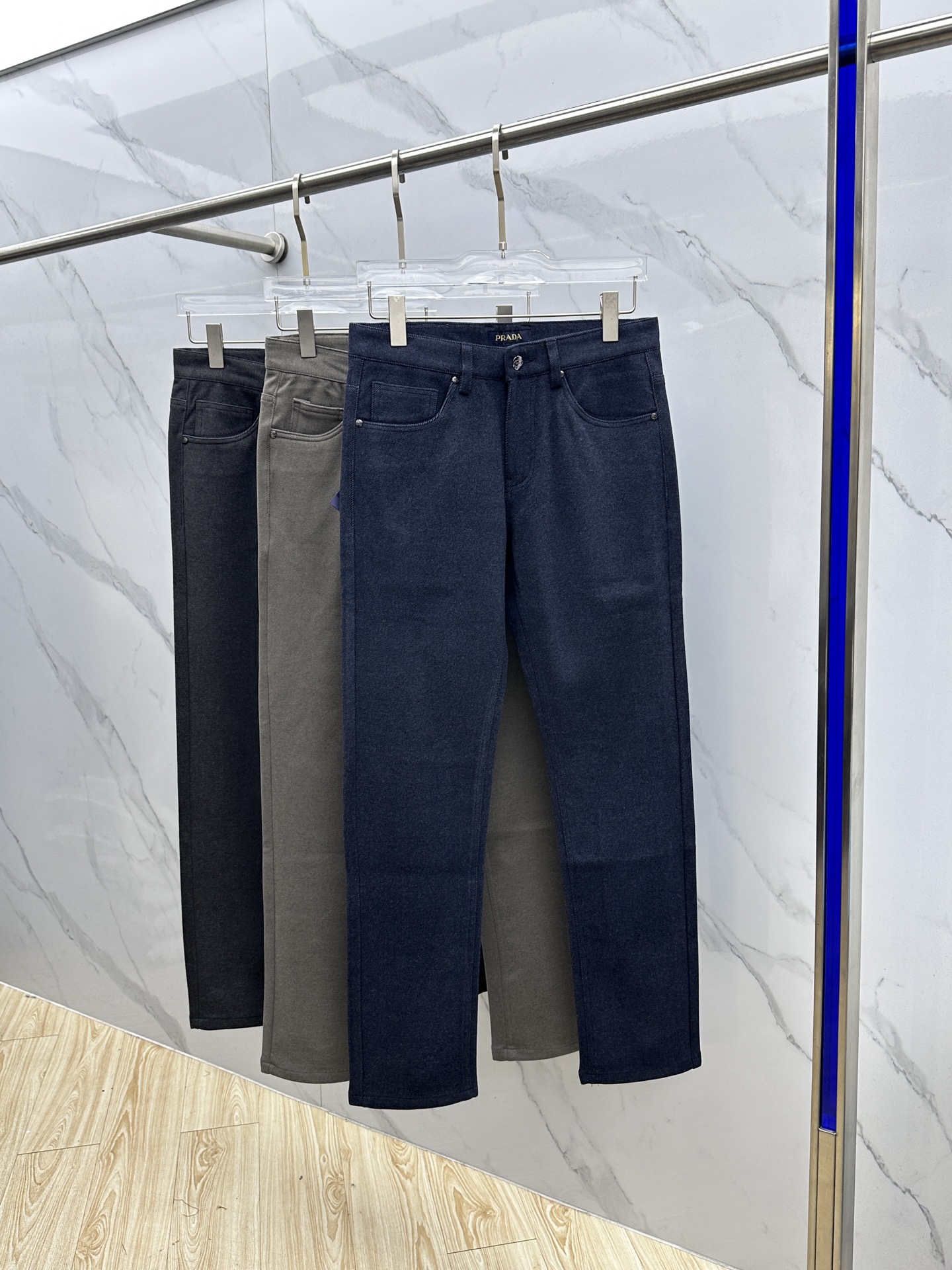 🆕Prada普拉达 2025秋冬新品休闲裤加厚加绒西裤，官网同步发售，裤身工艺设计，定制五金辅料、面料定