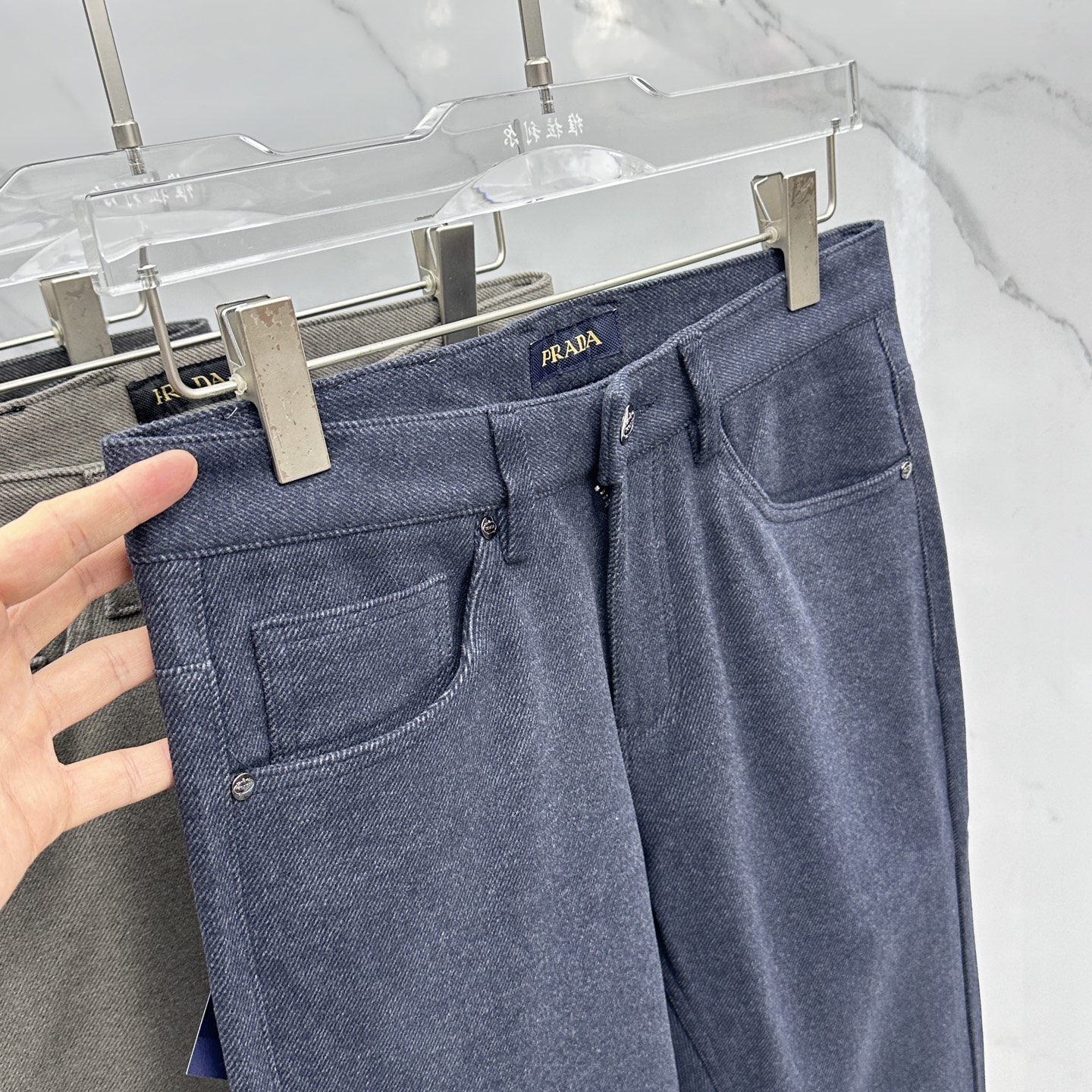 🆕Prada普拉达 2025秋冬新品休闲裤加厚加绒西裤，官网同步发售，裤身工艺设计，定制五金辅料、面料定