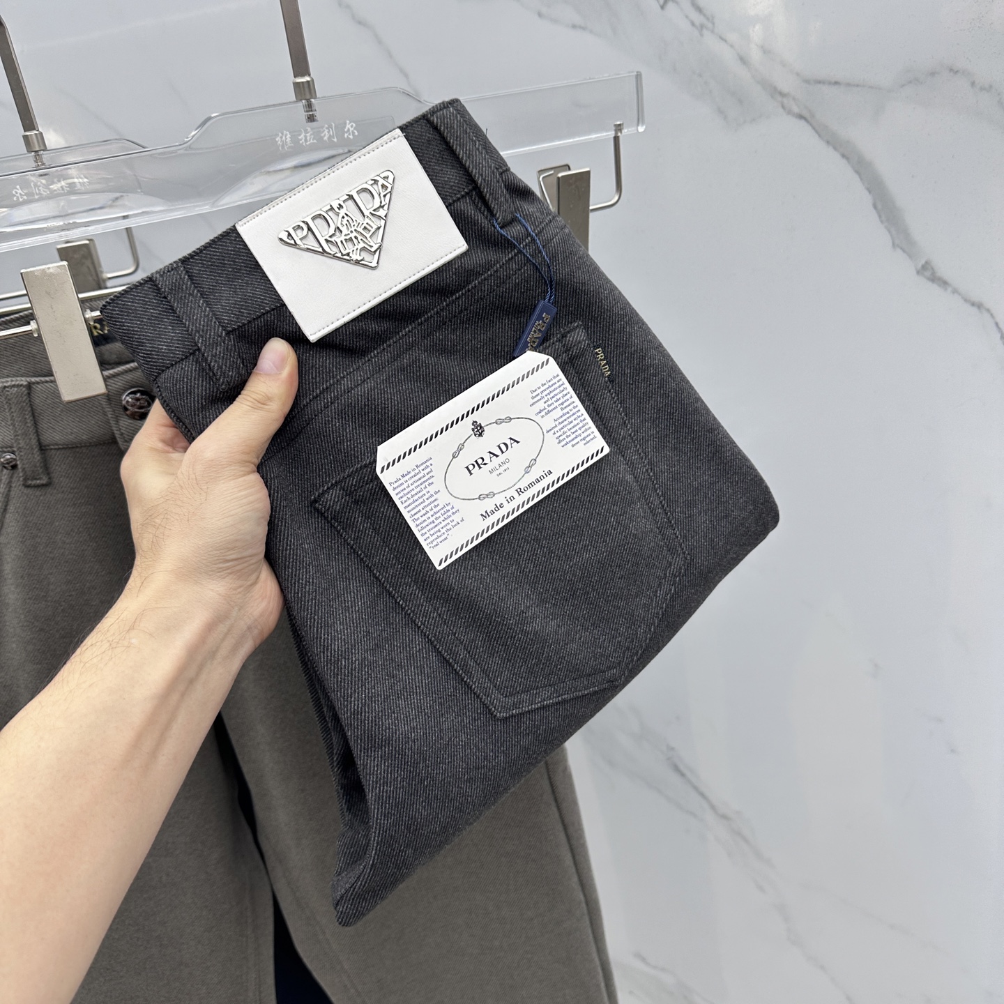 🆕Prada普拉达 2025秋冬新品休闲裤加厚加绒西裤，官网同步发售，裤身工艺设计，定制五金辅料、面料定