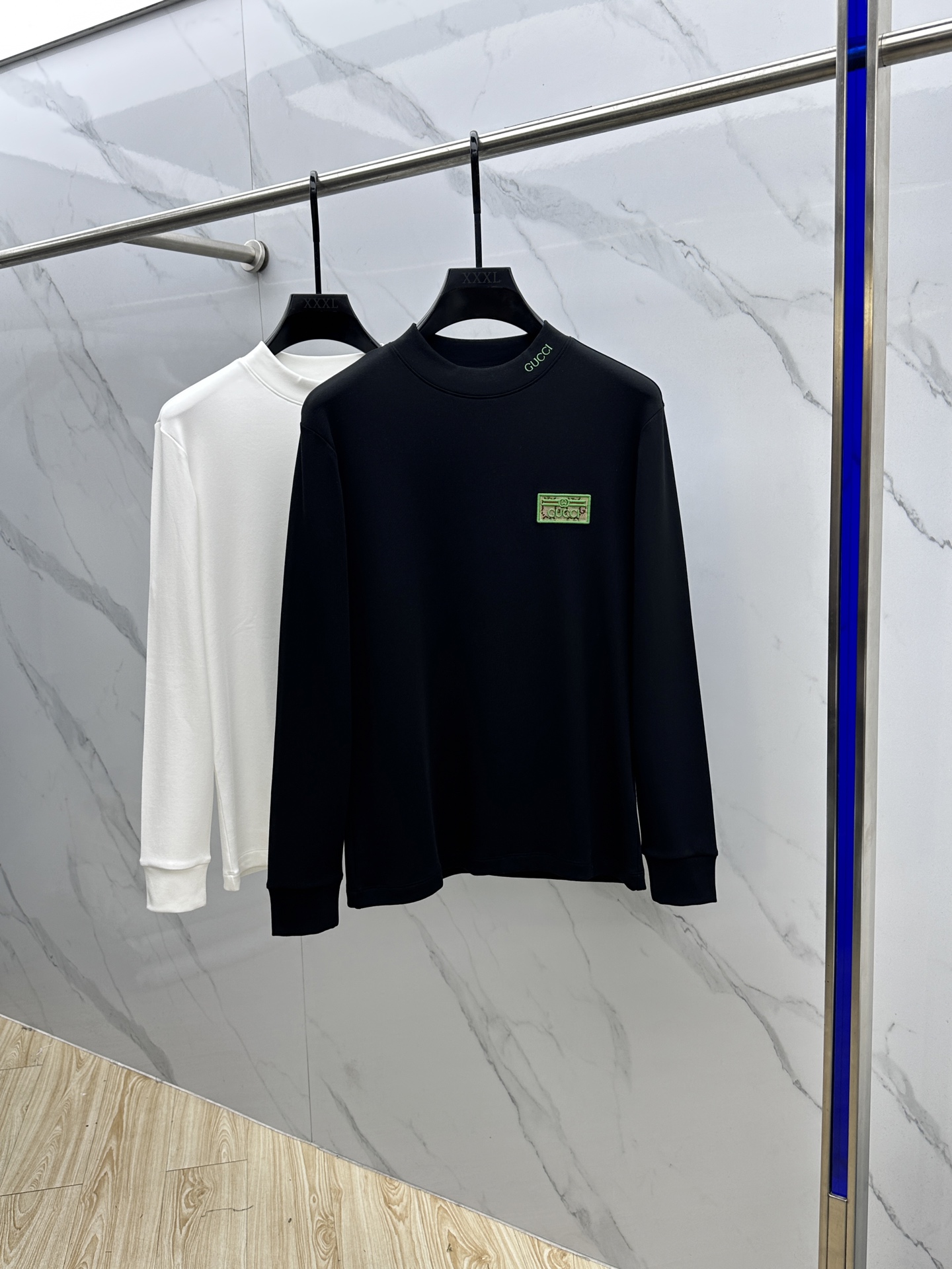 NO:607232,GUCCI 2025 autumn and winter new long-sleeved bottoming shirt to keep warm, on sale simultaneously!  Customized exclusive pure cotton fabric, slightly brushed on the inside, with brand logo embroidered design on the chest!  Simple and elegant, easy to match and versatile, extremely high-grade, perfectly integrated into fashion and style, it is a top-notch fashionable style that is perfect for outer wear!  The whole thing gives people a natural feeling!  The ultimate classic and versatile short-sleeved style. Fans who pursue high quality should rush to buy it by themselves. We sincerely invite all fans who know the product to appreciate this style together!  !  dx size S-2XL,,gucci,gucci,T-shirt,alexander wang19860909GUCCI古驰 2025秋冬新款长袖打底衫保暖,同步发售！定制专属纯棉面料,内微磨毛,胸前采用品牌logo图案刺绣设计！简约大方,从容百搭,档次极高,完美融入时尚还有风情感一款完美符合外穿的顶尖时髦气质款！整体给人浑然天成的感觉！极致经典的百搭型短袖,追求高品质的粉丝们请自行抢购,诚邀所有识货的粉丝一同鉴赏此款！！dx尺码S-2XL,,gucci,gucci,T-shirt,alexander wang,Men's clothing