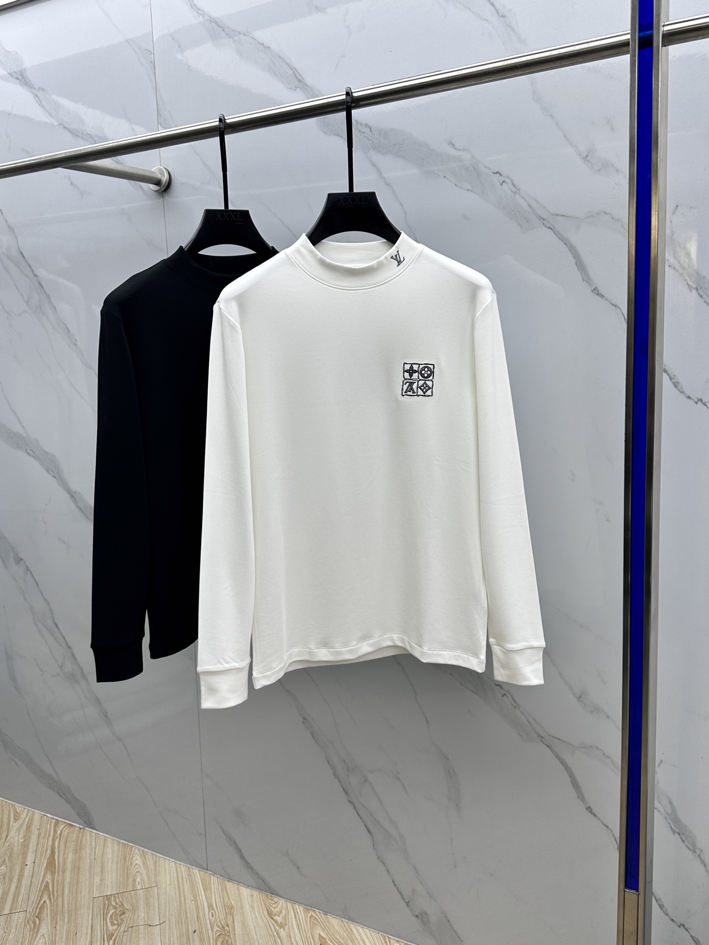 🆕LV路易威登 2025秋冬新款长袖打底衫保暖，同步发售！定制专属纯棉面料，内微磨毛，胸前采用品牌log