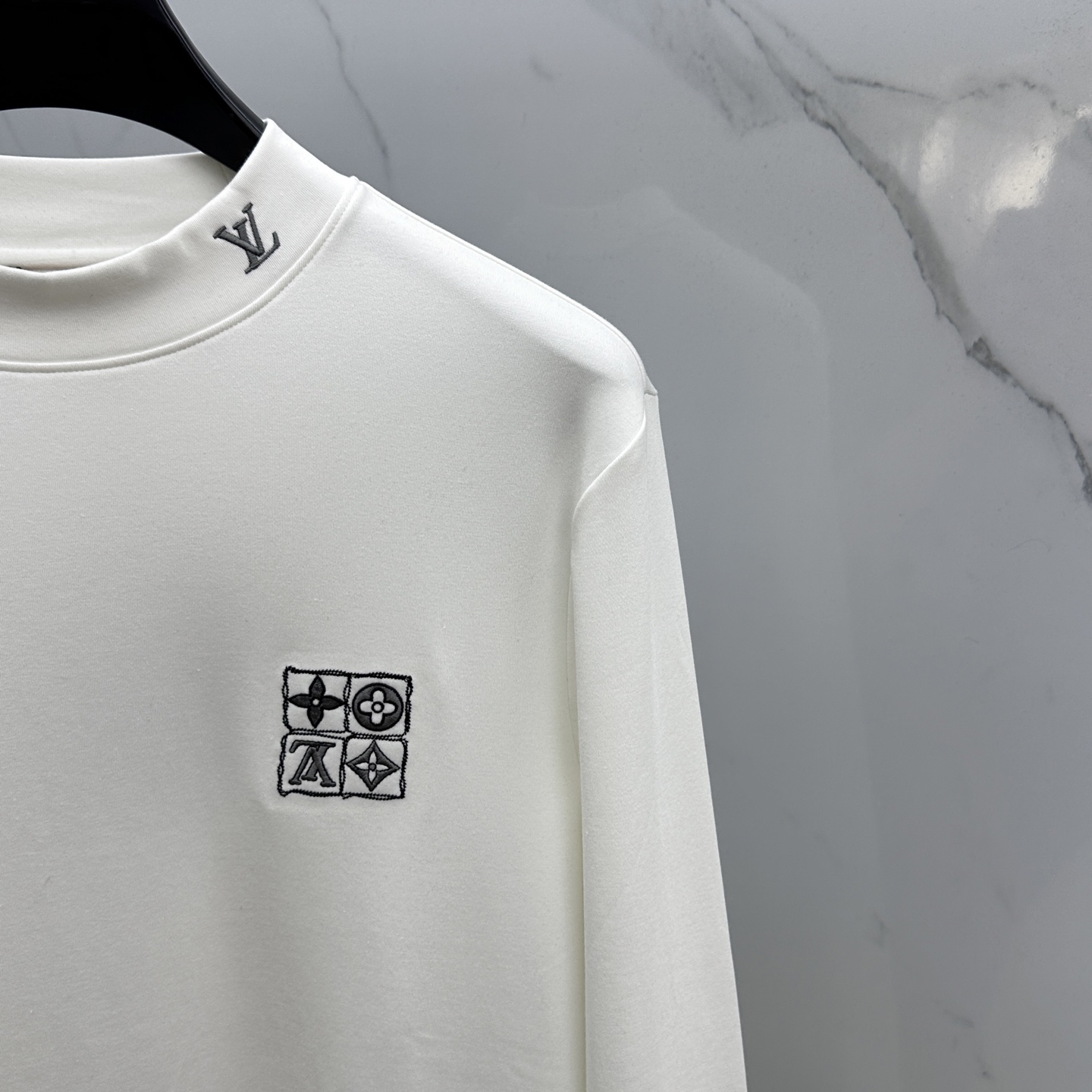 🆕LV路易威登 2025秋冬新款长袖打底衫保暖，同步发售！定制专属纯棉面料，内微磨毛，胸前采用品牌log