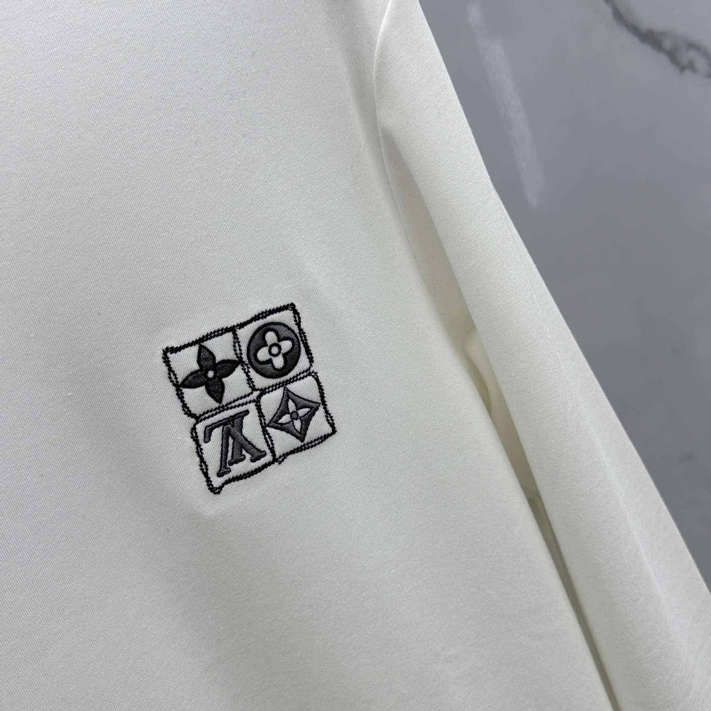 🆕LV路易威登 2025秋冬新款长袖打底衫保暖，同步发售！定制专属纯棉面料，内微磨毛，胸前采用品牌log