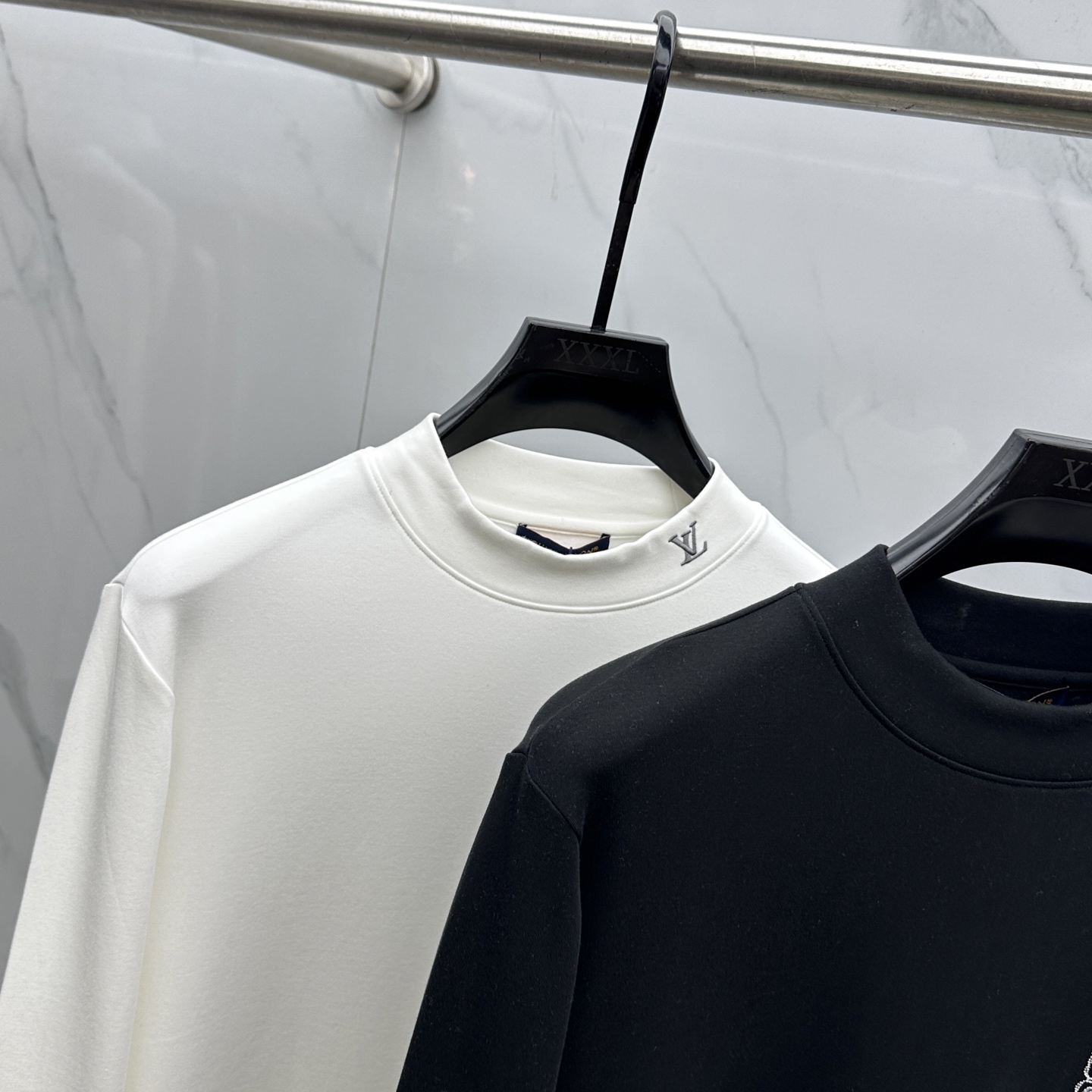 🆕LV路易威登 2025秋冬新款长袖打底衫保暖，同步发售！定制专属纯棉面料，内微磨毛，胸前采用品牌log