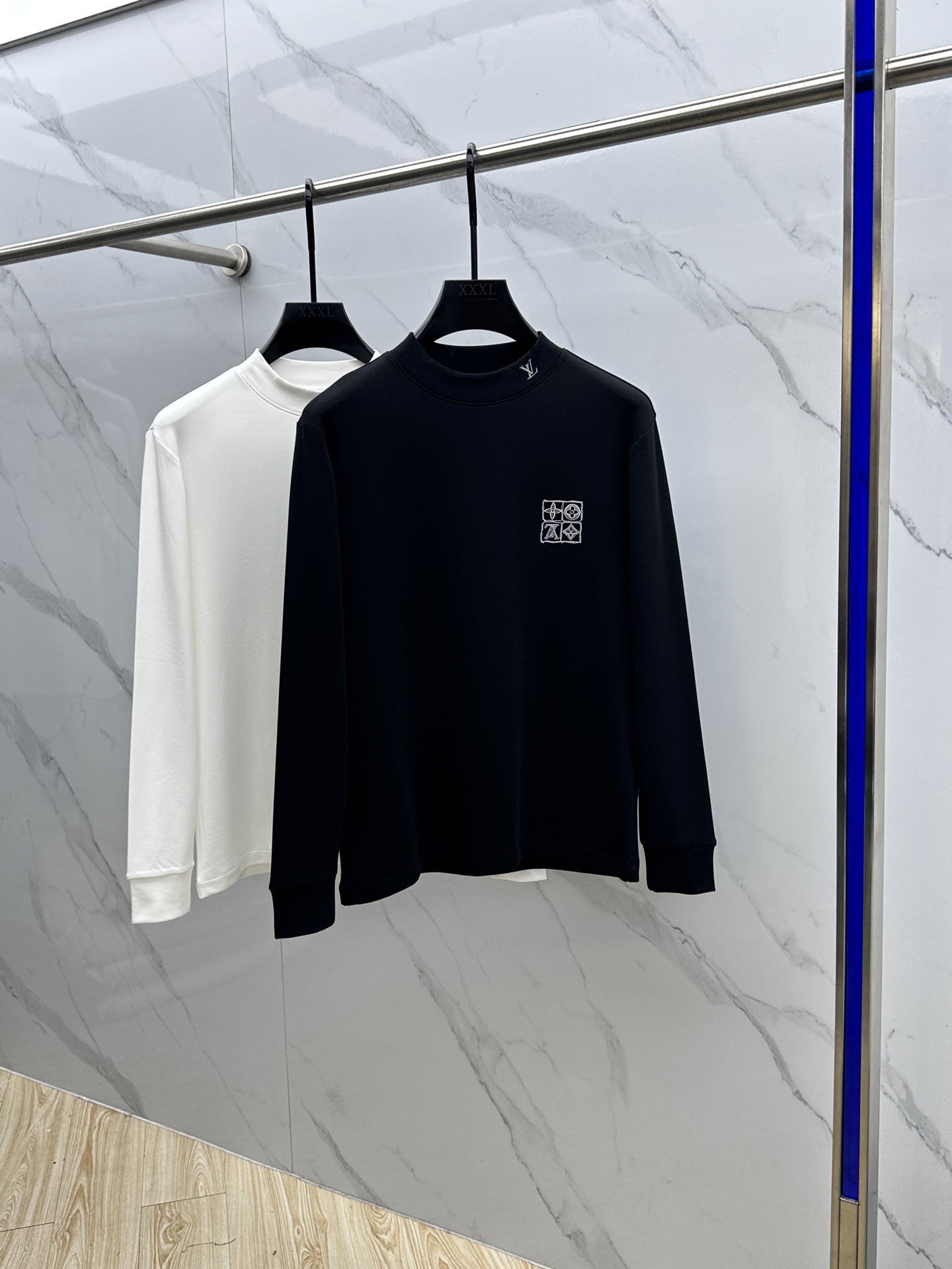 NO:611791,LV Louis Vuitton's new 2025 autumn and winter long-sleeved bottoming shirt to keep warm, on sale simultaneously!  Customized exclusive pure cotton fabric, slightly brushed on the inside, with brand logo embroidered design on the chest!  Simple and elegant, easy to match and versatile, extremely high-grade, perfectly integrated into fashion and style, it is a top-notch fashionable style that is perfect for outer wear!  The whole thing gives people a natural feeling!  The ultimate classic and versatile short-sleeved style. Fans who pursue high quality should rush to buy it by themselves. We sincerely invite all fans who know the product to appreciate this style together!  !  dx size S-2XL,,louis vuitton,louis vuitton,T-shirt,alexander wang19860909LV路易威登 2025秋冬新款长袖打底衫保暖,同步发售！定制专属纯棉面料,内微磨毛,胸前采用品牌logo图案刺绣设计！简约大方,从容百搭,档次极高,完美融入时尚还有风情感一款完美符合外穿的顶尖时髦气质款！整体给人浑然天成的感觉！极致经典的百搭型短袖,追求高品质的粉丝们请自行抢购,诚邀所有识货的粉丝一同鉴赏此款！！dx尺码S-2XL,,louis vuitton,louis vuitton,T-shirt,alexander wang,Men's clothing