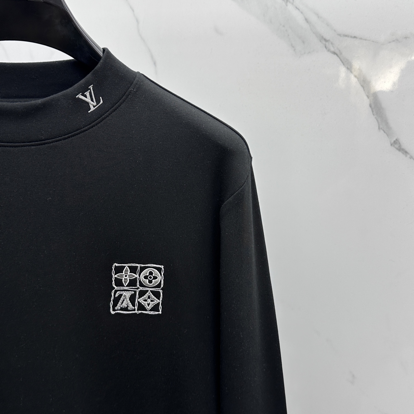 🆕LV路易威登 2025秋冬新款长袖打底衫保暖，同步发售！定制专属纯棉面料，内微磨毛，胸前采用品牌log