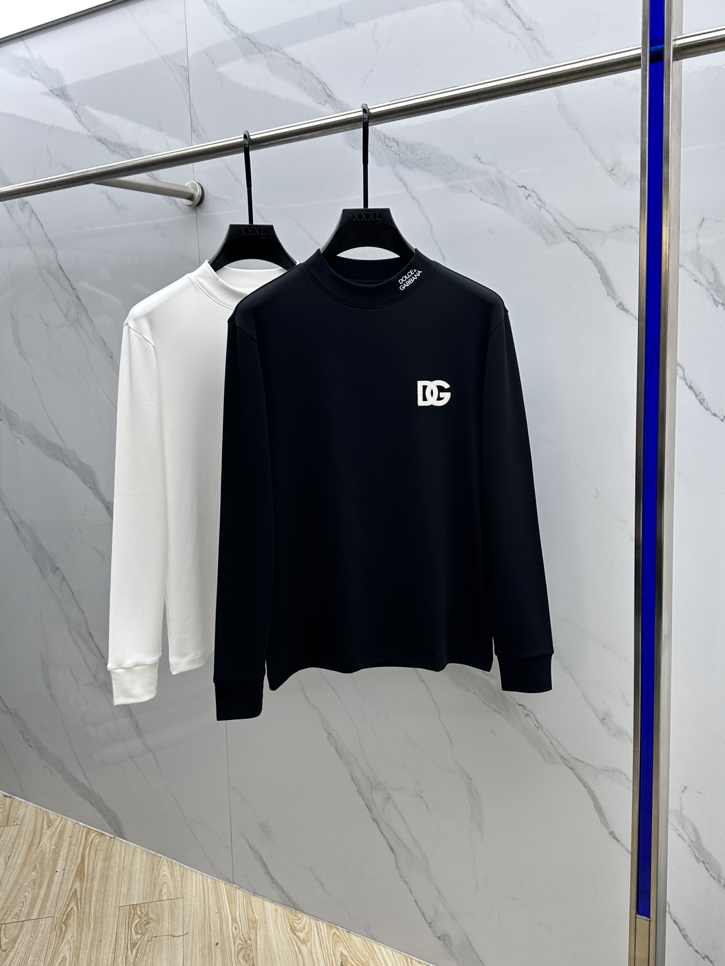 NO:611794,DG Dolce & Gabbana's new 2025 autumn and winter long-sleeved bottoming shirt to keep warm, on sale simultaneously!  Customized exclusive pure cotton fabric, slightly brushed on the inside, with brand logo embroidered design on the chest!  Simple and elegant, easy to match and versatile, extremely high-grade, perfectly integrated into fashion and style, it is a top-notch fashionable style that is perfect for outer wear!  The whole thing gives people a natural feeling!  The ultimate classic and versatile short-sleeved style. Fans who pursue high quality should rush to buy it by themselves. We sincerely invite all fans who know the product to appreciate this style together!  !  dx size S-2XL,,Dolce&Gabbana,T-shirt,alexander wang19860909DG杜嘉班纳 2025秋冬新款长袖打底衫保暖,同步发售！定制专属纯棉面料,内微磨毛,胸前采用品牌logo图案刺绣设计！简约大方,从容百搭,档次极高,完美融入时尚还有风情感一款完美符合外穿的顶尖时髦气质款！整体给人浑然天成的感觉！极致经典的百搭型短袖,追求高品质的粉丝们请自行抢购,诚邀所有识货的粉丝一同鉴赏此款！！dx尺码S-2XL,,Dolce&Gabbana,T-shirt,alexander wang,Men's clothing