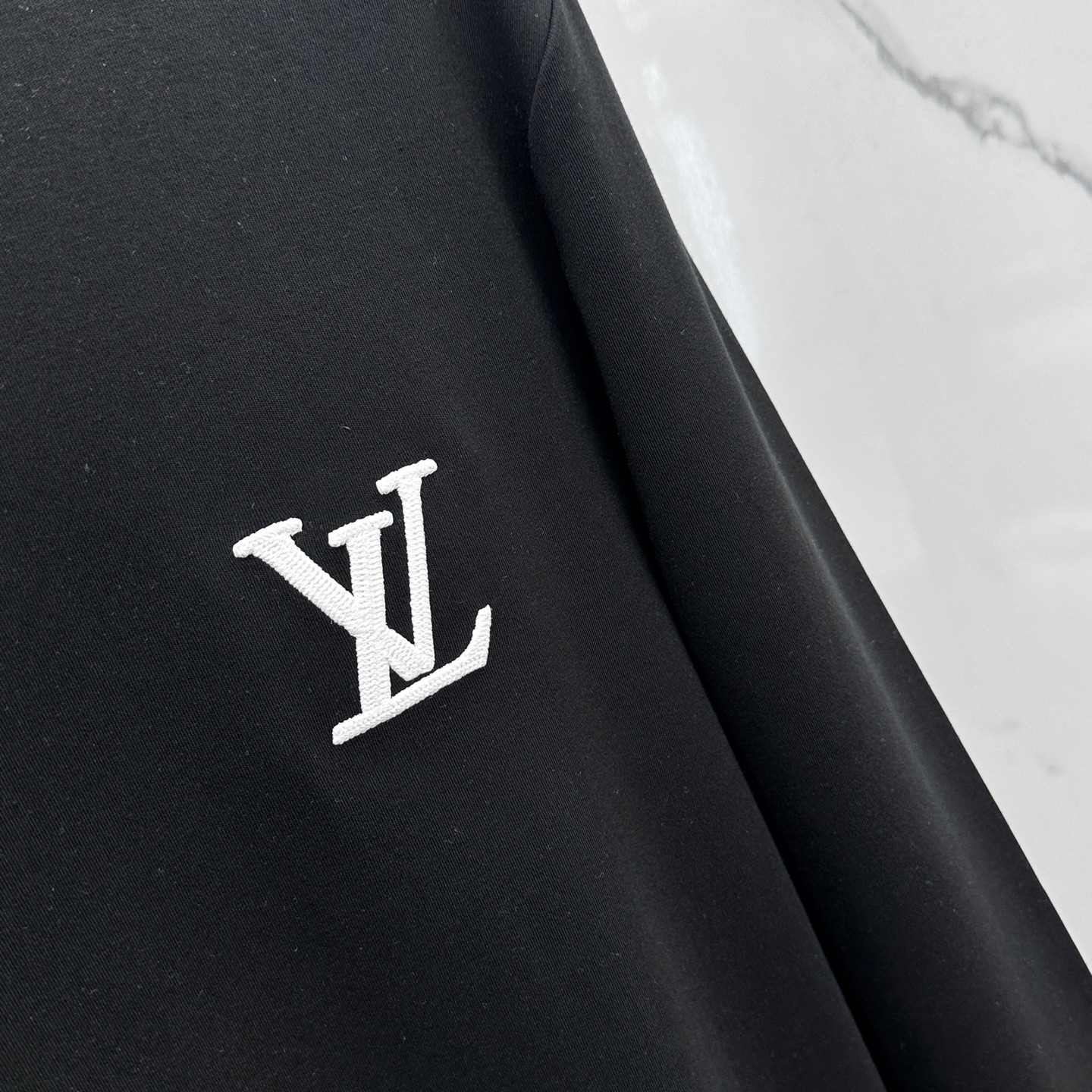 🆕LV路易威登 2025秋冬新款长袖打底衫保暖，同步发售！定制专属纯棉面料，内微磨毛，胸前采用品牌log