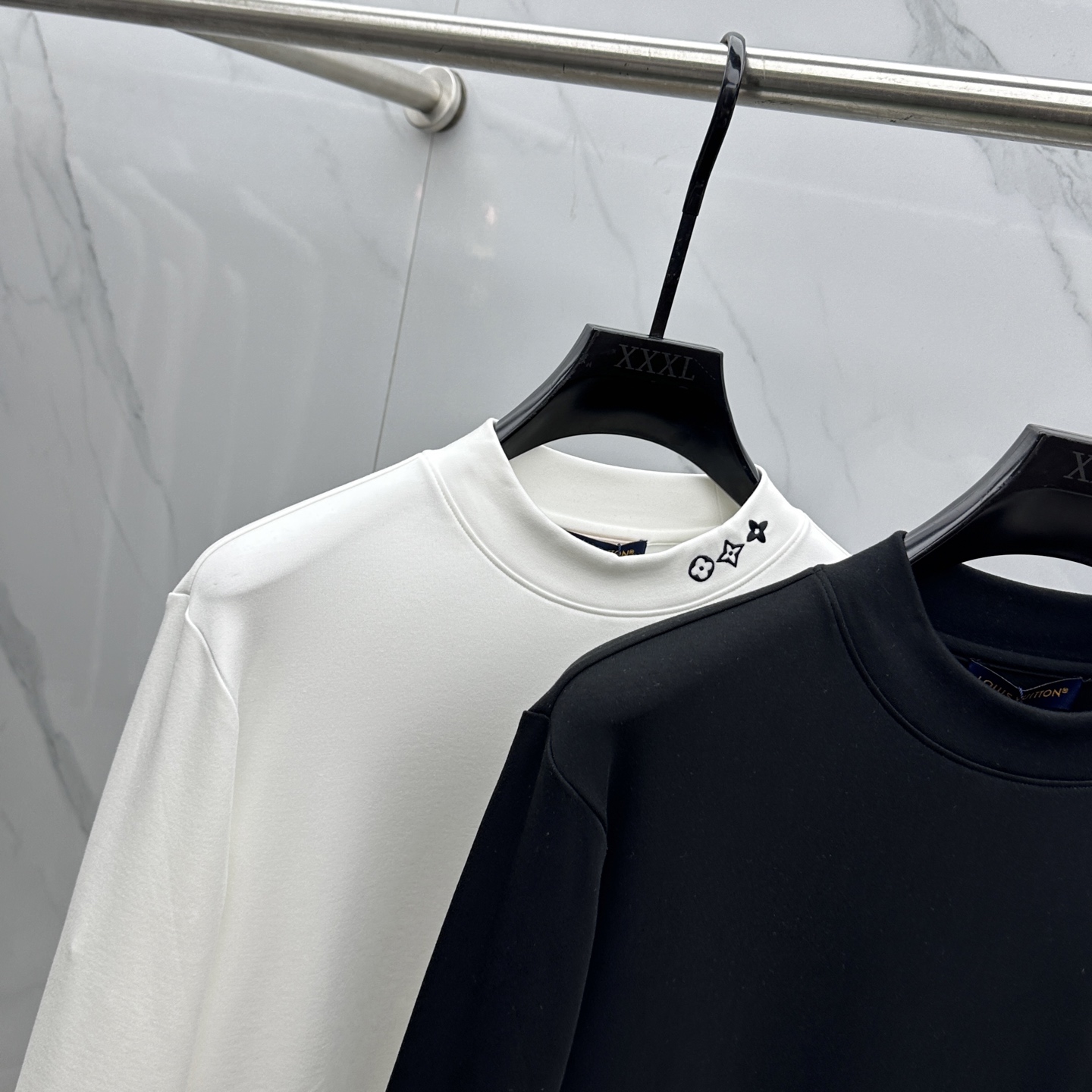 🆕LV路易威登 2025秋冬新款长袖打底衫保暖，同步发售！定制专属纯棉面料，内微磨毛，胸前采用品牌log