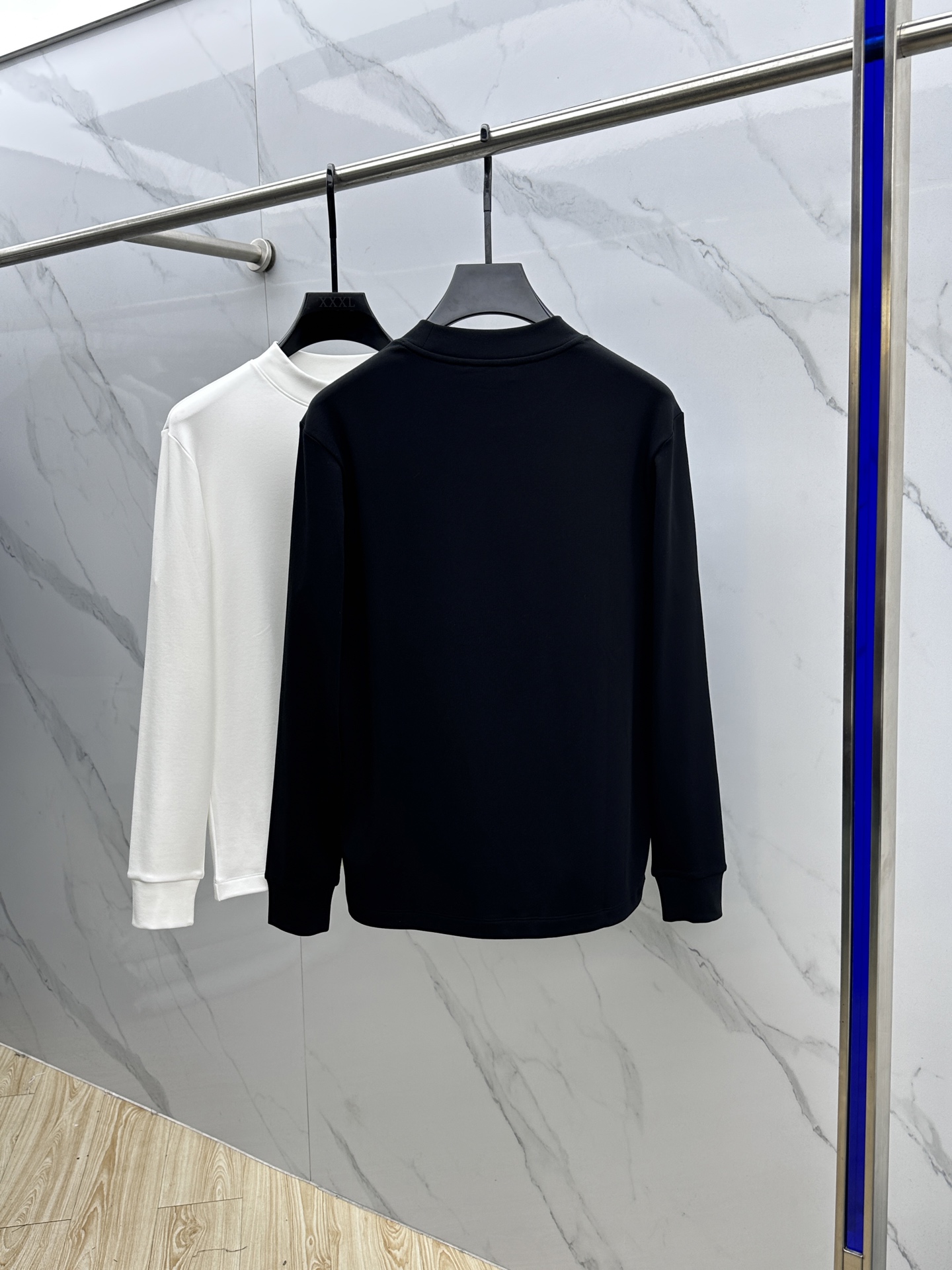 🆕LV路易威登 2025秋冬新款长袖打底衫保暖，同步发售！定制专属纯棉面料，内微磨毛，胸前采用品牌log