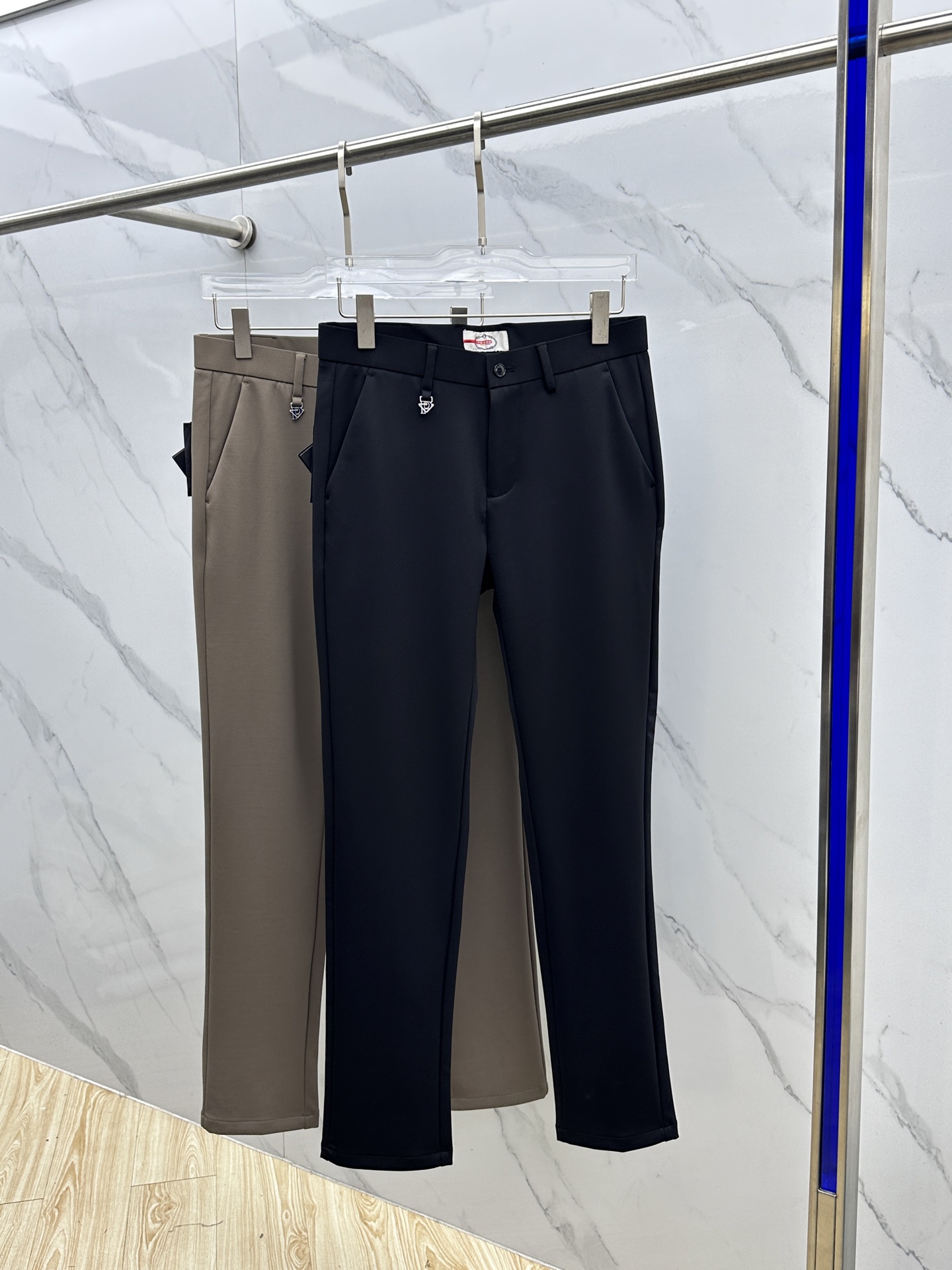 🆕Prada普拉达 2025早秋新品休闲裤西裤，官网同步发售，裤身工艺设计，进口客供辅料、面料定制，代工