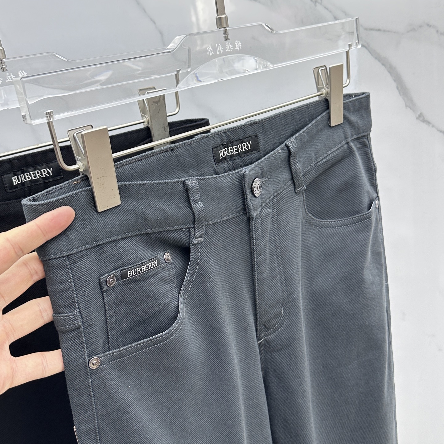 🆕Burberry巴宝莉 2025早秋新品休闲裤五袋牛仔裤，官网同步发售，裤身工艺设计，进口客供辅料、面
