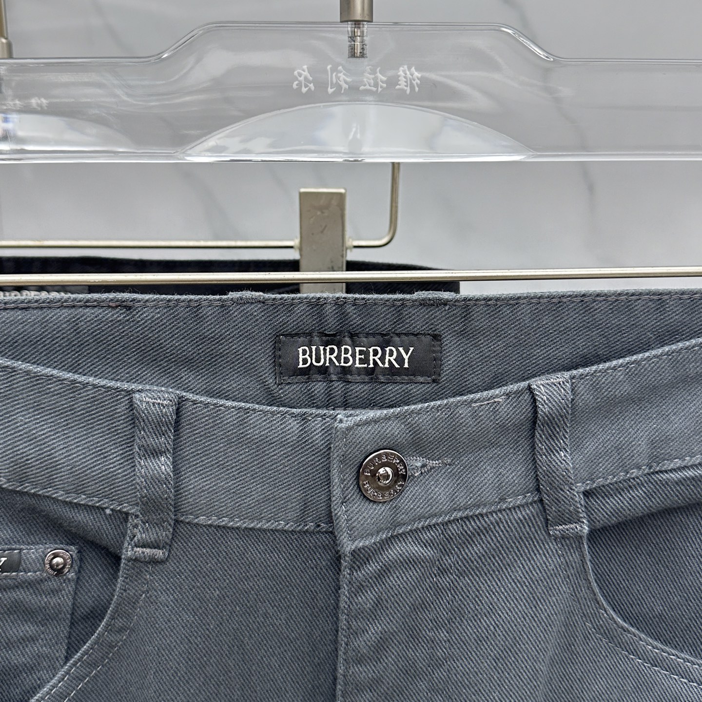 🆕Burberry巴宝莉 2025早秋新品休闲裤五袋牛仔裤，官网同步发售，裤身工艺设计，进口客供辅料、面