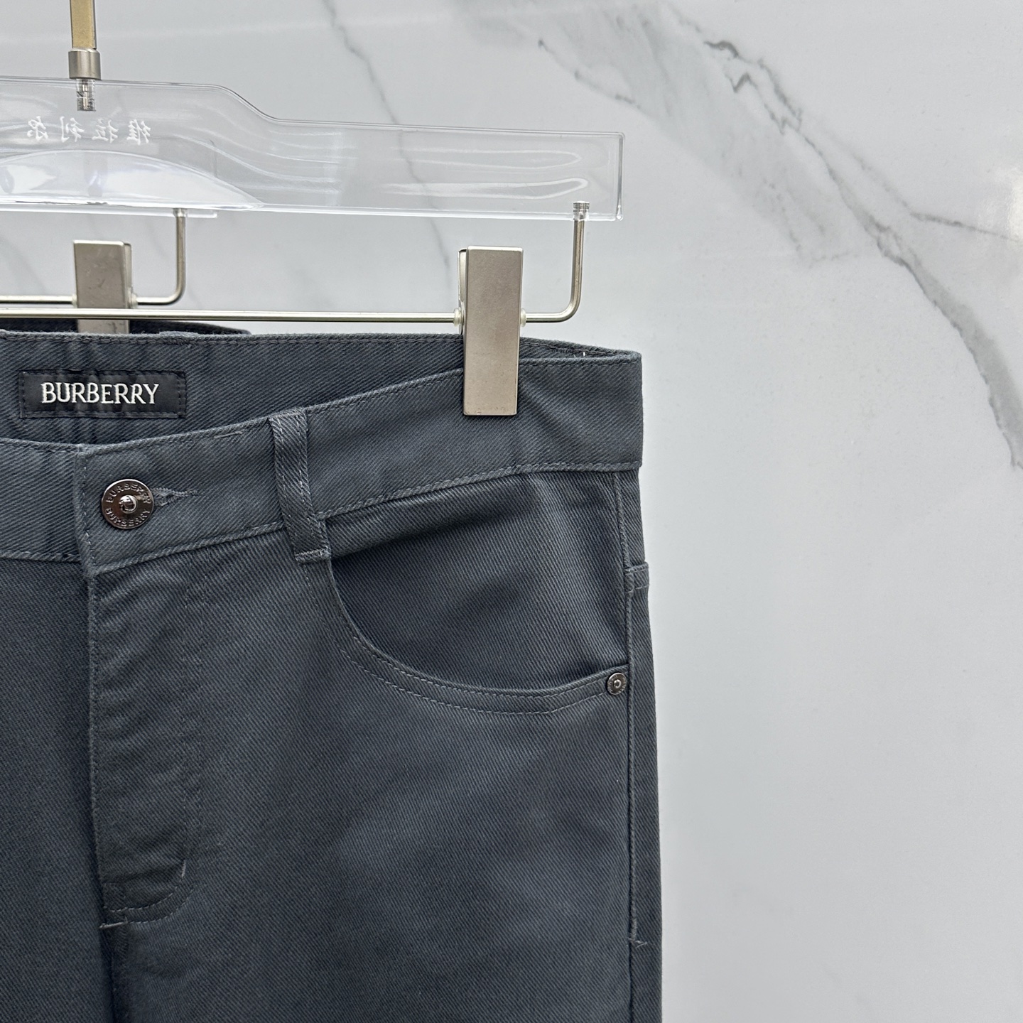 🆕Burberry巴宝莉 2025早秋新品休闲裤五袋牛仔裤，官网同步发售，裤身工艺设计，进口客供辅料、面