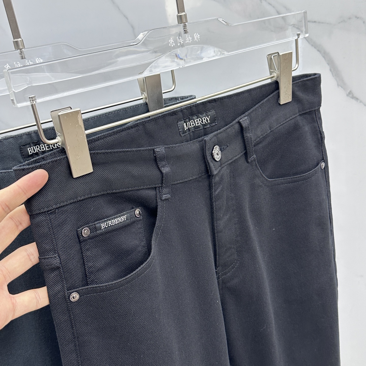 🆕Burberry巴宝莉 2025早秋新品休闲裤五袋牛仔裤，官网同步发售，裤身工艺设计，进口客供辅料、面