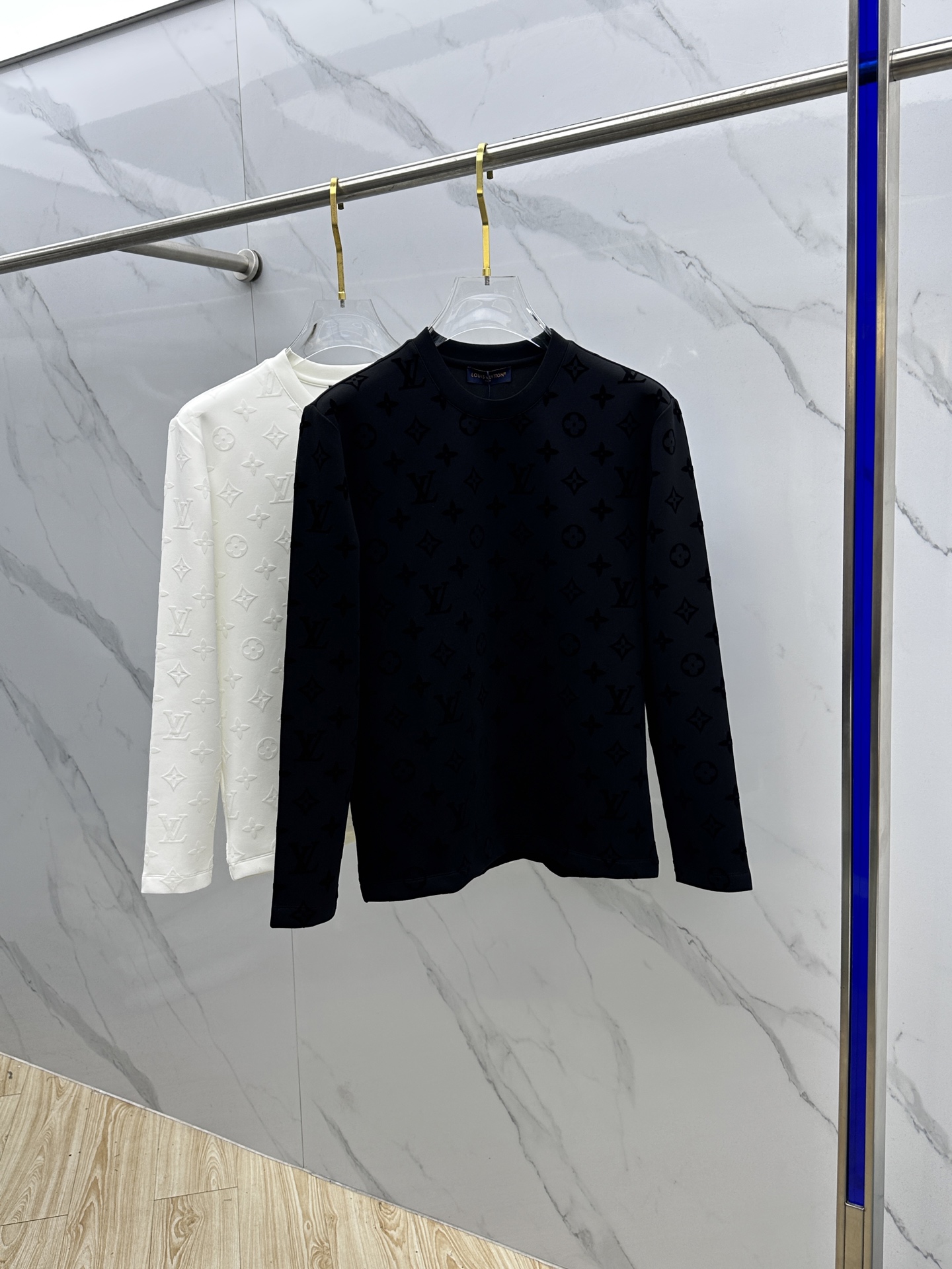 NO:601261,LV Louis Vuitton's new 2025 autumn and winter long-sleeved bottoming shirt to keep warm, on sale simultaneously!  Customized exclusive air layer fabric with full-print brand logo design!  Simple and elegant, easy to match and versatile, extremely high-grade, perfectly integrated into fashion and style, it is a top-notch fashionable style that is perfect for outer wear!  The whole thing gives people a natural feeling!  The ultimate classic and versatile short-sleeved style. Fans who pursue high quality should rush to buy it by themselves. We sincerely invite all fans who know the product to appreciate this style together!  !  dx size S-2XL,,louis vuitton,louis vuitton,T-shirt,alexander wang19860909LV路易威登 2025秋冬新款长袖打底衫保暖,同步发售！定制专属空气层面料,采用品牌logo满印设计！简约大方,从容百搭,档次极高,完美融入时尚还有风情感一款完美符合外穿的顶尖时髦气质款！整体给人浑然天成的感觉！极致经典的百搭型短袖,追求高品质的粉丝们请自行抢购,诚邀所有识货的粉丝一同鉴赏此款！！dx尺码S-2XL,,louis vuitton,louis vuitton,T-shirt,alexander wang,Men's clothing