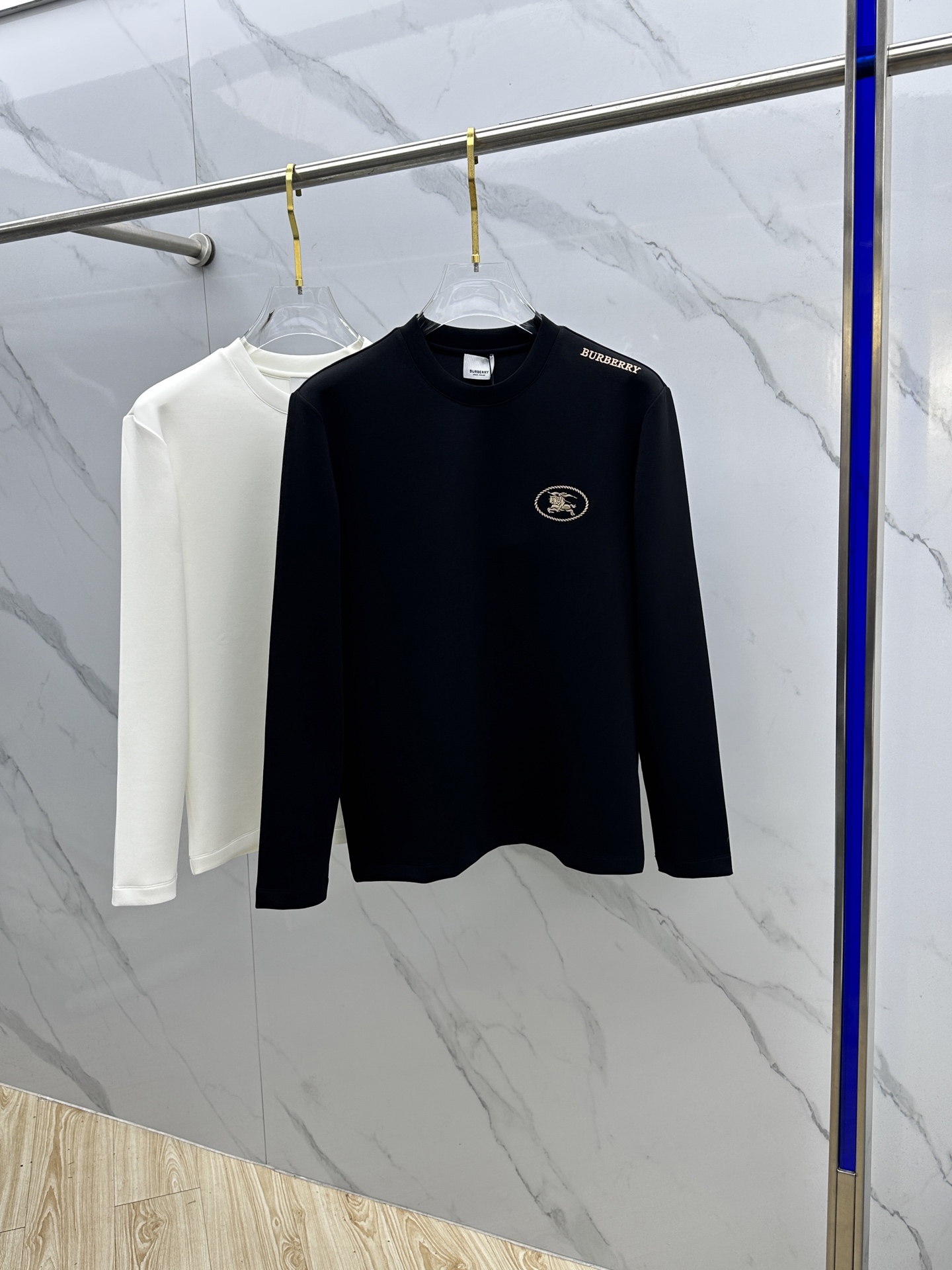 NO:601265,Burberry's new 2025 autumn and winter long-sleeved bottoming shirts are warm and are on sale simultaneously!  Customized exclusive air layer fabric with brand logo embroidery design on the chest!  Simple and elegant, easy to match and versatile, extremely high-grade, perfectly integrated into fashion and style, it is a top-notch fashionable style that is perfect for outer wear!  The whole thing gives people a natural feeling!  The ultimate classic and versatile short-sleeved style. Fans who pursue high quality should rush to buy it by themselves. We sincerely invite all fans who know the product to appreciate this style together!  !  dx size S-2XL,,burberry,burberry,T-shirt,alexander wang19860909Burberry巴宝莉 2025秋冬新款长袖打底衫保暖,同步发售！定制专属空气层面料,胸前采用品牌logo图案刺绣设计！简约大方,从容百搭,档次极高,完美融入时尚还有风情感一款完美符合外穿的顶尖时髦气质款！整体给人浑然天成的感觉！极致经典的百搭型短袖,追求高品质的粉丝们请自行抢购,诚邀所有识货的粉丝一同鉴赏此款！！dx尺码S-2XL,,burberry,burberry,T-shirt,alexander wang,Men's clothing