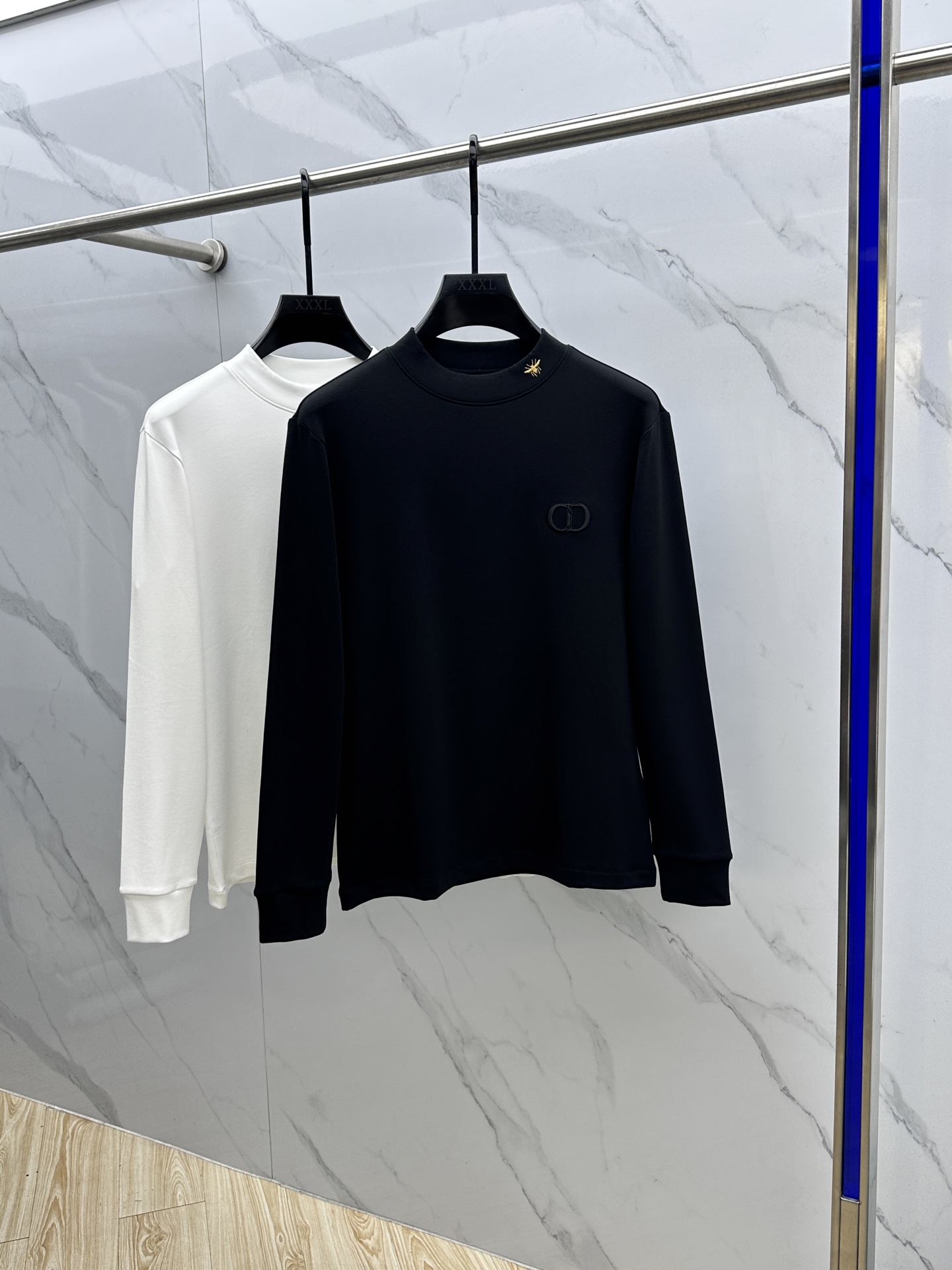 NO:601271,Dior Dior's new 2025 autumn and winter long-sleeved bottoming shirt is warm and will be released simultaneously!  Customized exclusive pure cotton fabric, slightly brushed on the inside, with brand logo embroidered design on the chest!  Simple and elegant, easy to match and versatile, extremely high-grade, perfectly integrated into fashion and style, it is a top-notch fashionable style that is perfect for outer wear!  The whole thing gives people a natural feeling!  The ultimate classic and versatile short-sleeved style. Fans who pursue high quality should rush to buy it by themselves. We sincerely invite all fans who know the product to appreciate this style together!  !  dx size S-2XL,,dior,dior,T-shirt,alexander wang19860909Dior迪奥 2025秋冬新款长袖打底衫保暖,同步发售！定制专属纯棉面料,内微磨毛,胸前采用品牌logo图案刺绣设计！简约大方,从容百搭,档次极高,完美融入时尚还有风情感一款完美符合外穿的顶尖时髦气质款！整体给人浑然天成的感觉！极致经典的百搭型短袖,追求高品质的粉丝们请自行抢购,诚邀所有识货的粉丝一同鉴赏此款！！dx尺码S-2XL,,dior,dior,T-shirt,alexander wang,Men's clothing