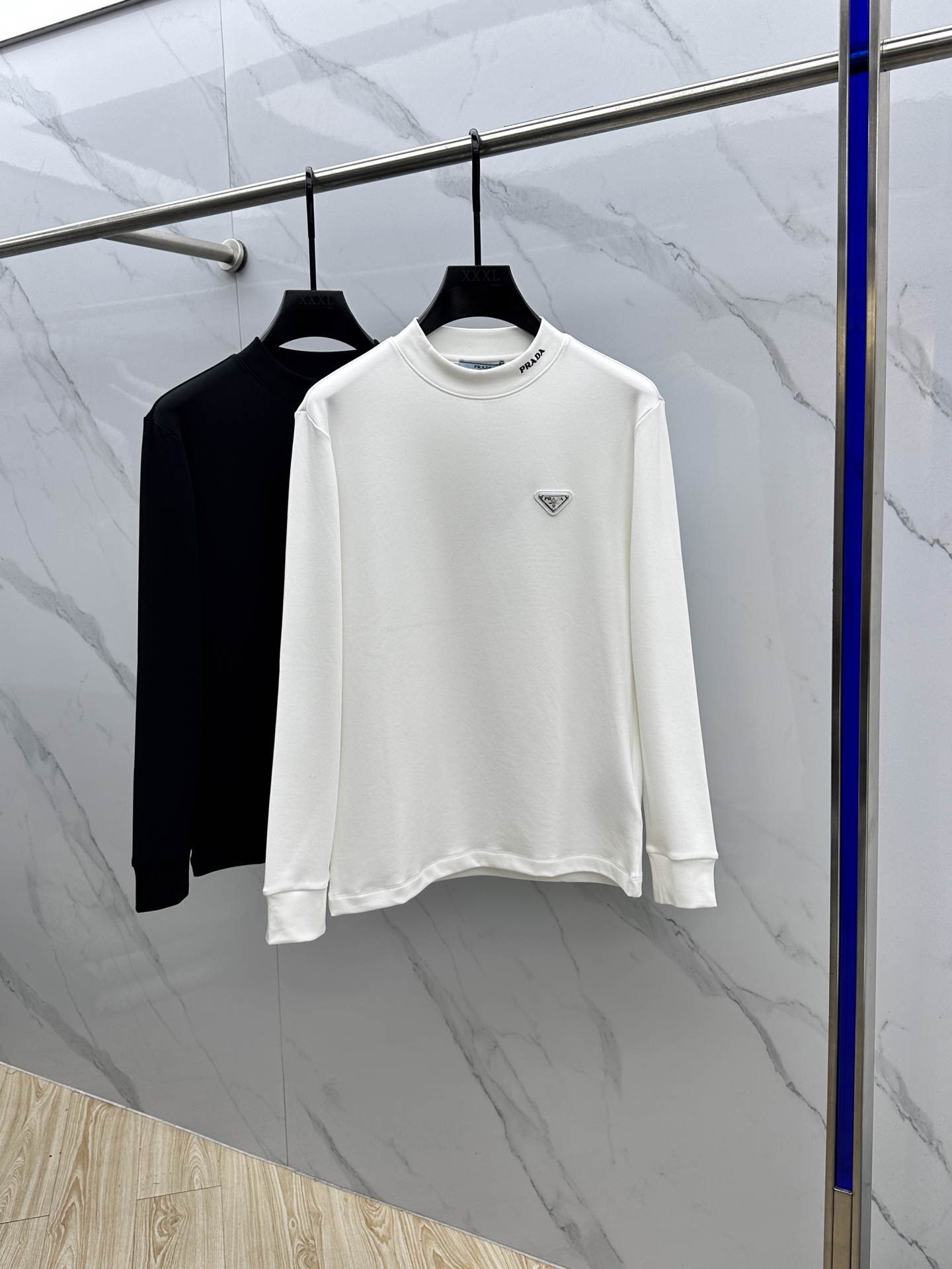 🆕Prada普拉达 2025秋冬新款长袖打底衫保暖，同步发售！定制专属纯棉面料，内微磨毛，胸前采用品牌l