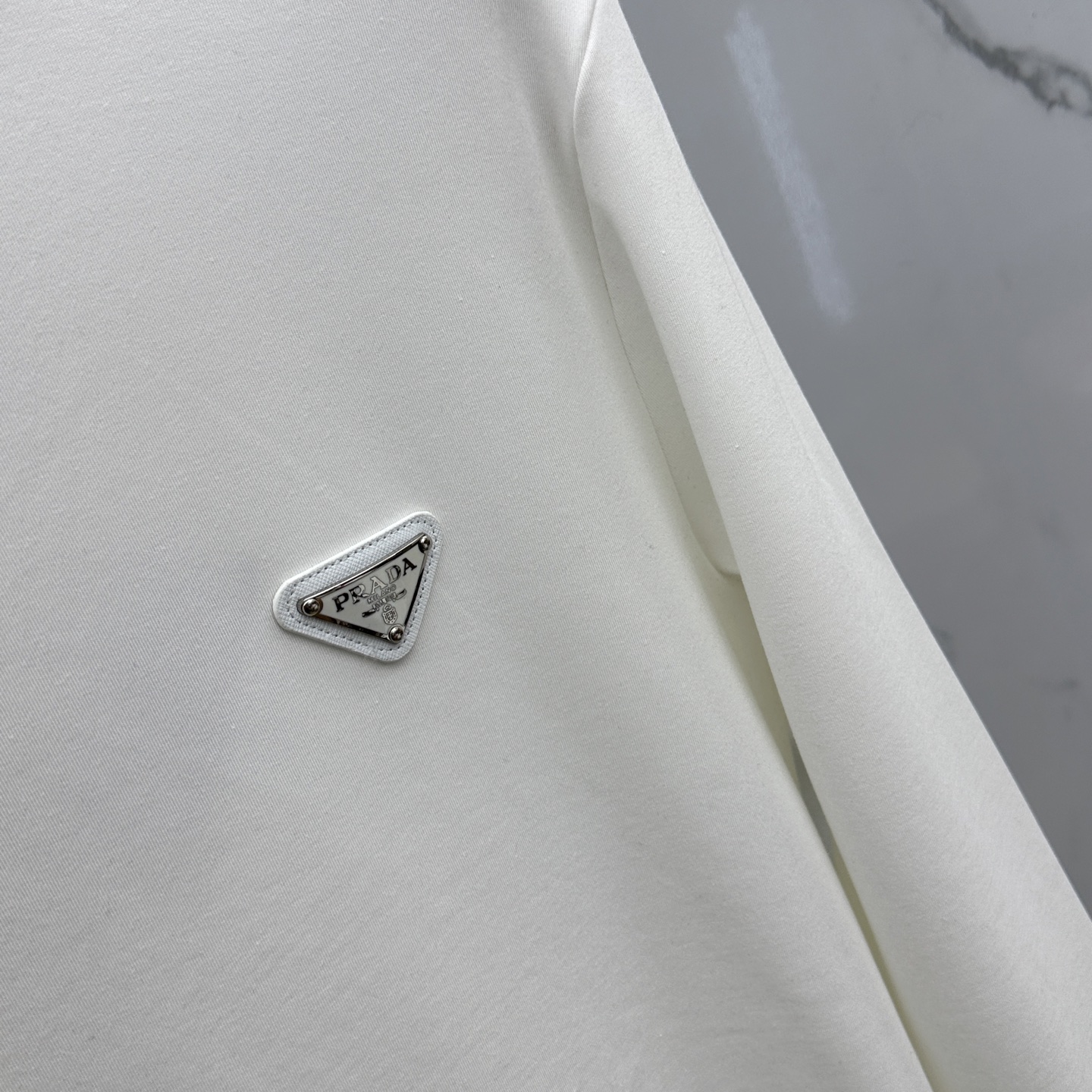 🆕Prada普拉达 2025秋冬新款长袖打底衫保暖，同步发售！定制专属纯棉面料，内微磨毛，胸前采用品牌l