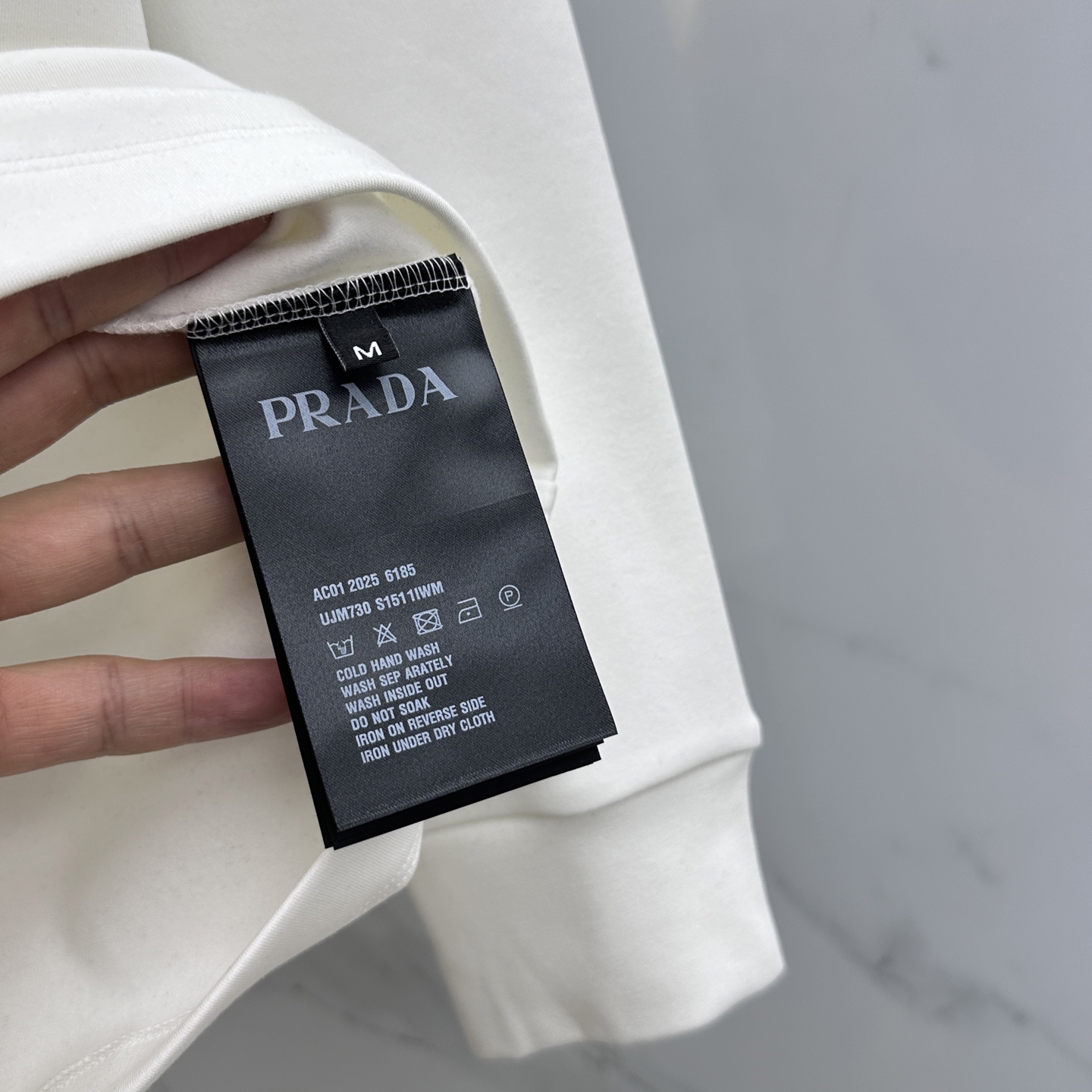 🆕Prada普拉达 2025秋冬新款长袖打底衫保暖，同步发售！定制专属纯棉面料，内微磨毛，胸前采用品牌l