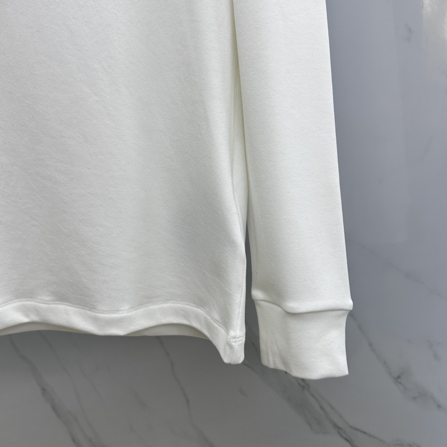 🆕Prada普拉达 2025秋冬新款长袖打底衫保暖，同步发售！定制专属纯棉面料，内微磨毛，胸前采用品牌l