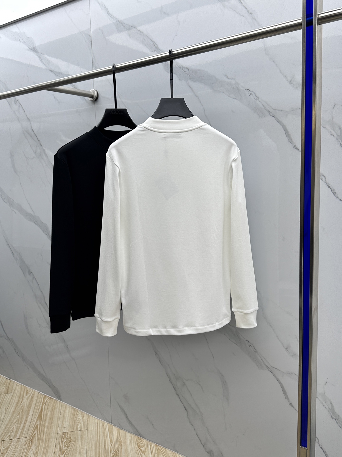 🆕Prada普拉达 2025秋冬新款长袖打底衫保暖，同步发售！定制专属纯棉面料，内微磨毛，胸前采用品牌l