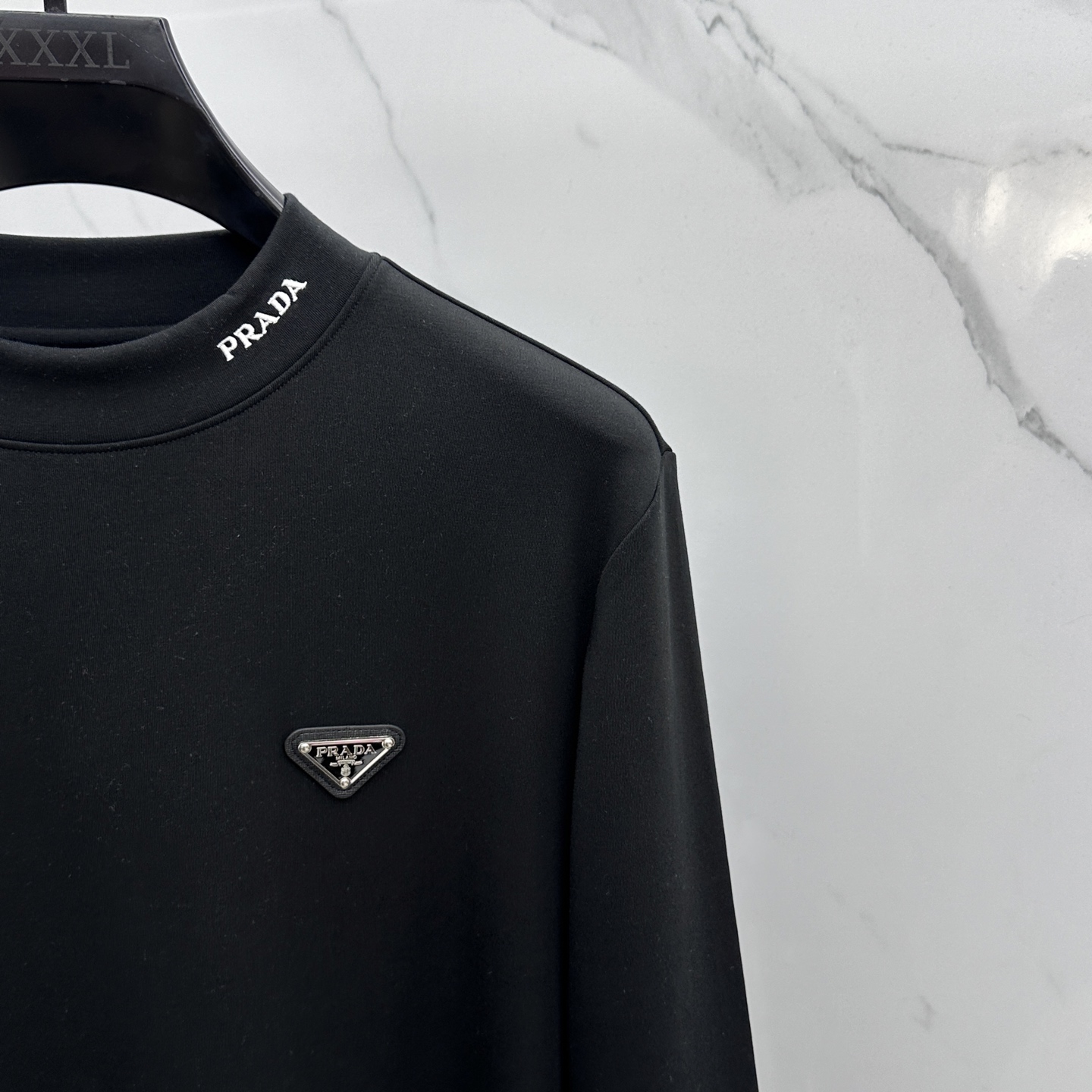 🆕Prada普拉达 2025秋冬新款长袖打底衫保暖，同步发售！定制专属纯棉面料，内微磨毛，胸前采用品牌l