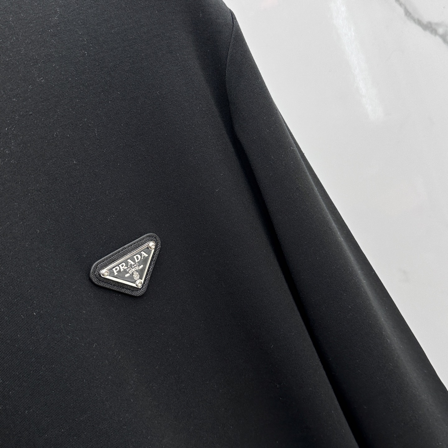 🆕Prada普拉达 2025秋冬新款长袖打底衫保暖，同步发售！定制专属纯棉面料，内微磨毛，胸前采用品牌l