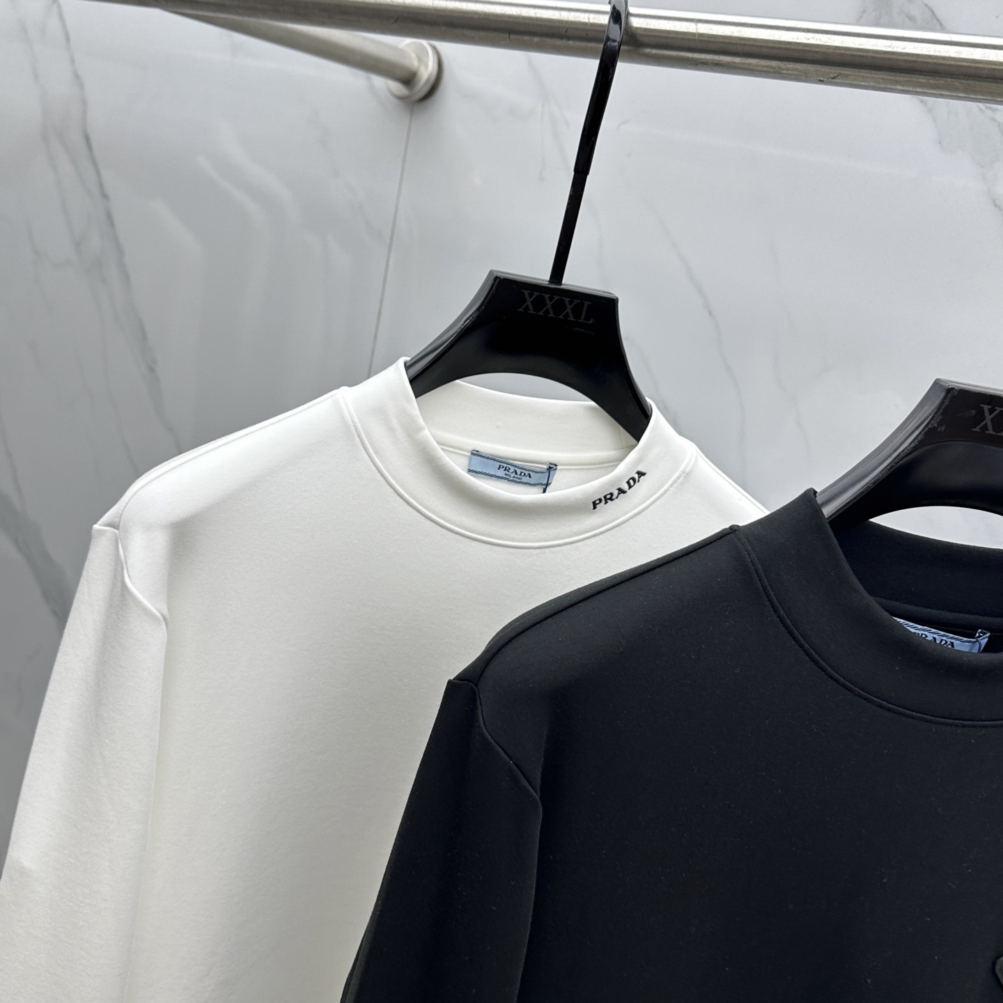 🆕Prada普拉达 2025秋冬新款长袖打底衫保暖，同步发售！定制专属纯棉面料，内微磨毛，胸前采用品牌l