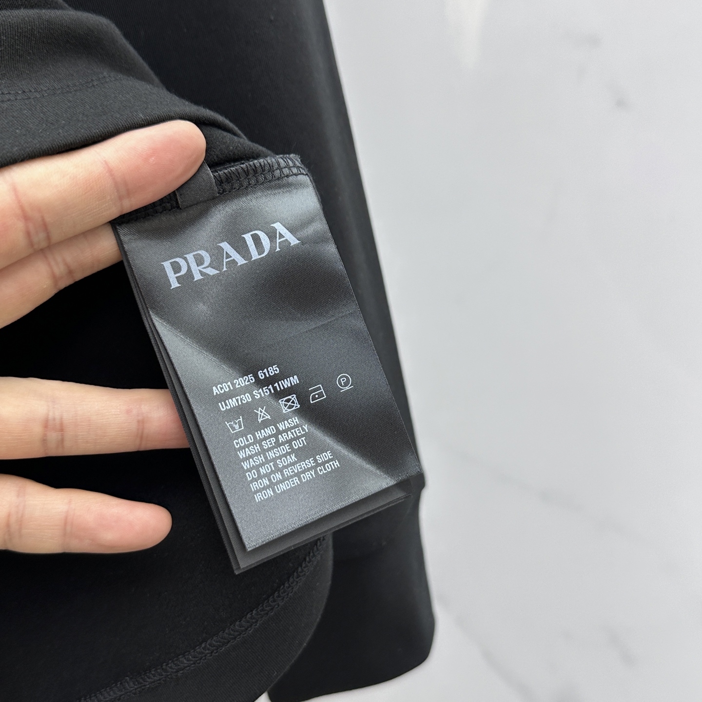 🆕Prada普拉达 2025秋冬新款长袖打底衫保暖，同步发售！定制专属纯棉面料，内微磨毛，胸前采用品牌l