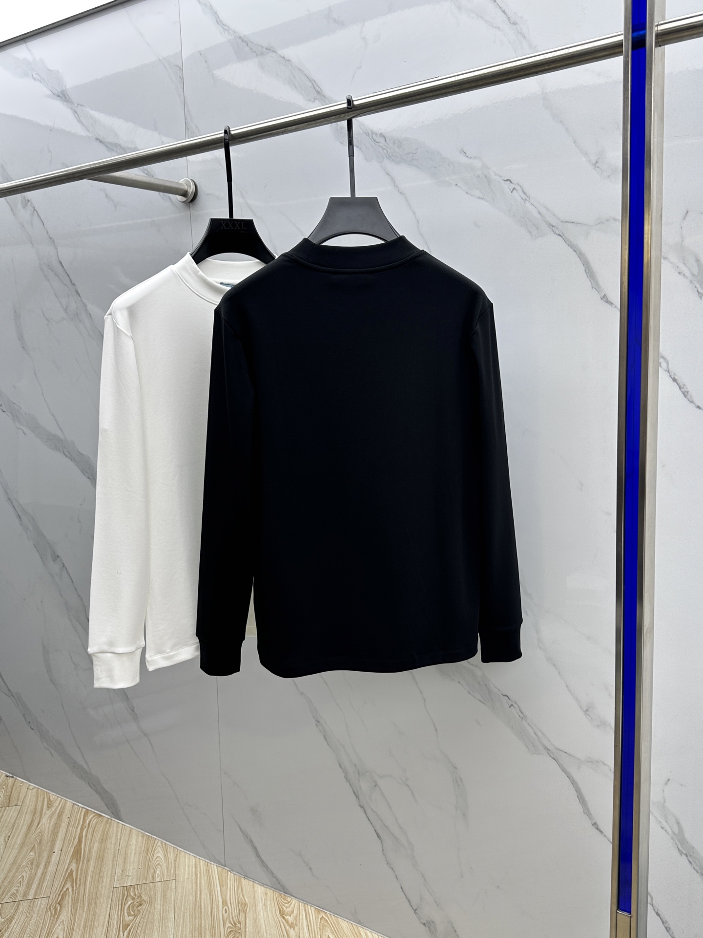 🆕Prada普拉达 2025秋冬新款长袖打底衫保暖，同步发售！定制专属纯棉面料，内微磨毛，胸前采用品牌l