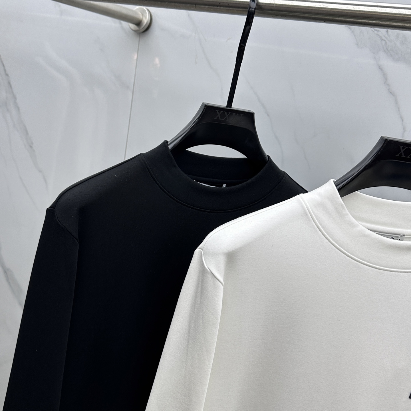 🆕miumiu 2025秋冬新款长袖打底衫保暖，同步发售！定制专属纯棉面料，内微磨毛，胸前采用品牌log