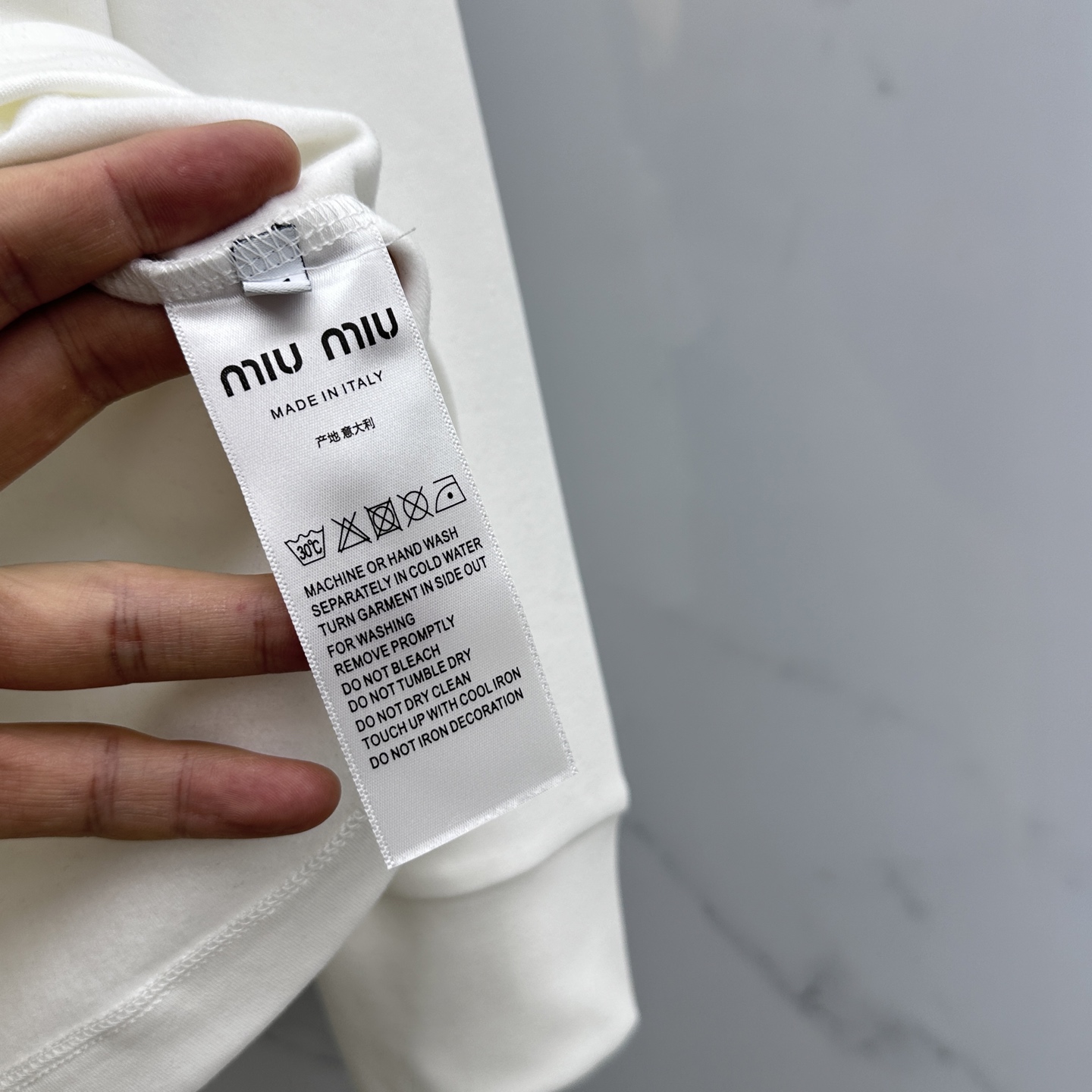 🆕miumiu 2025秋冬新款长袖打底衫保暖，同步发售！定制专属纯棉面料，内微磨毛，胸前采用品牌log