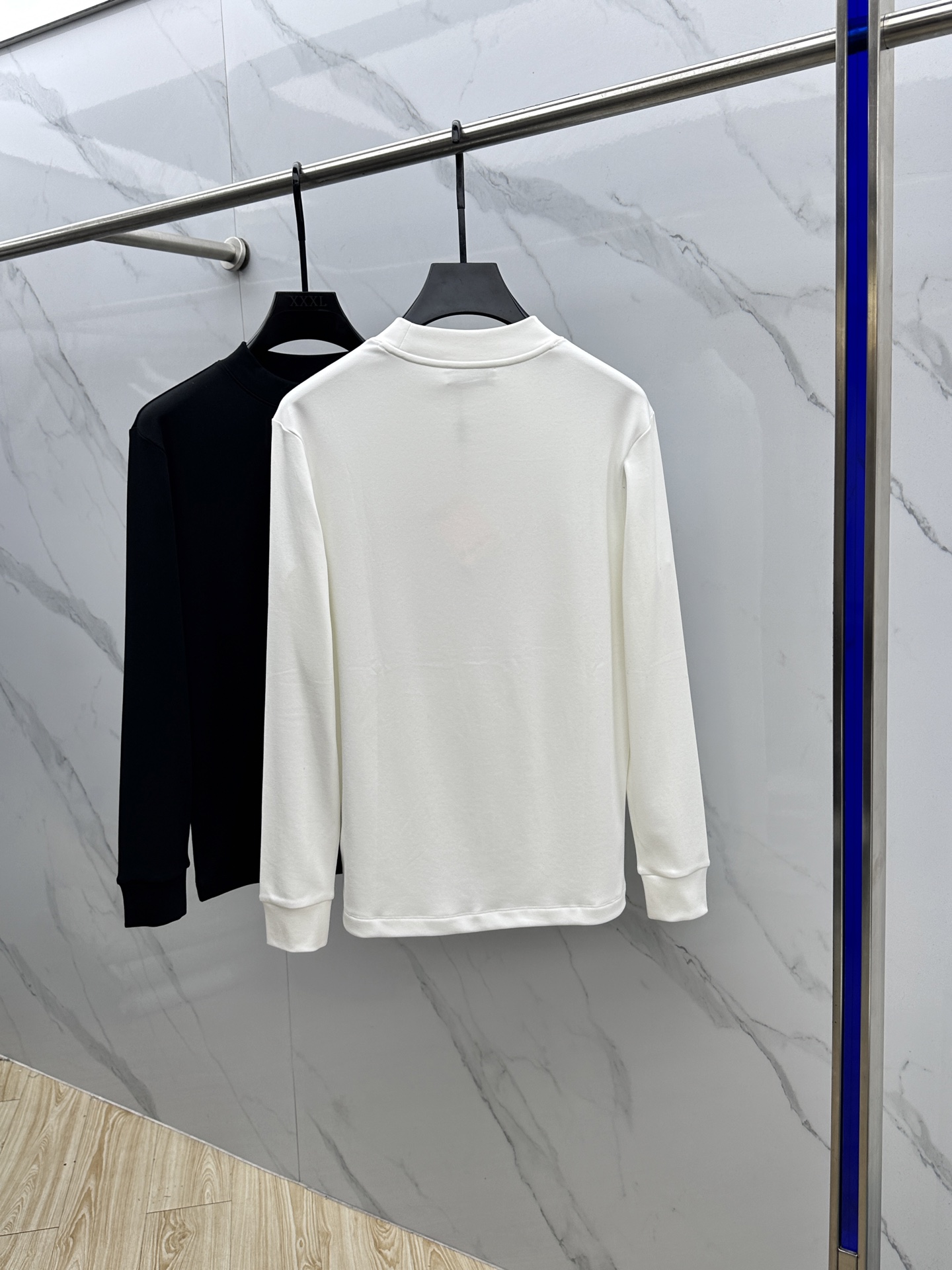 🆕miumiu 2025秋冬新款长袖打底衫保暖，同步发售！定制专属纯棉面料，内微磨毛，胸前采用品牌log