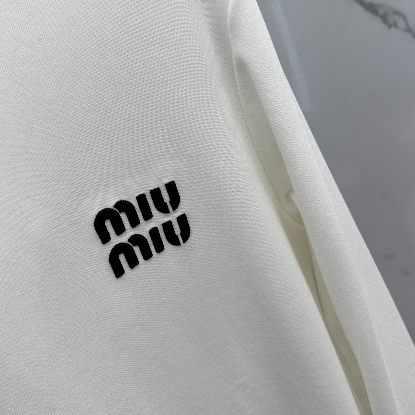 🆕miumiu 2025秋冬新款长袖打底衫保暖，同步发售！定制专属纯棉面料，内微磨毛，胸前采用品牌log