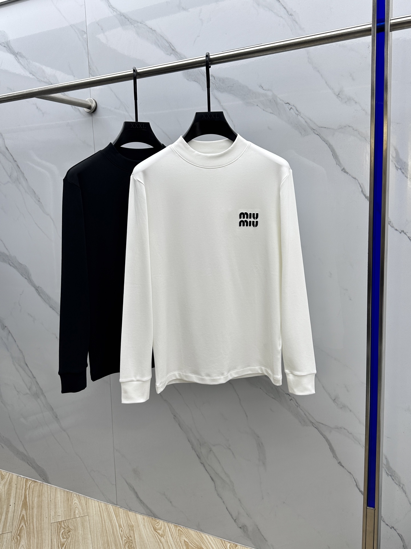 🆕miumiu 2025秋冬新款长袖打底衫保暖，同步发售！定制专属纯棉面料，内微磨毛，胸前采用品牌log